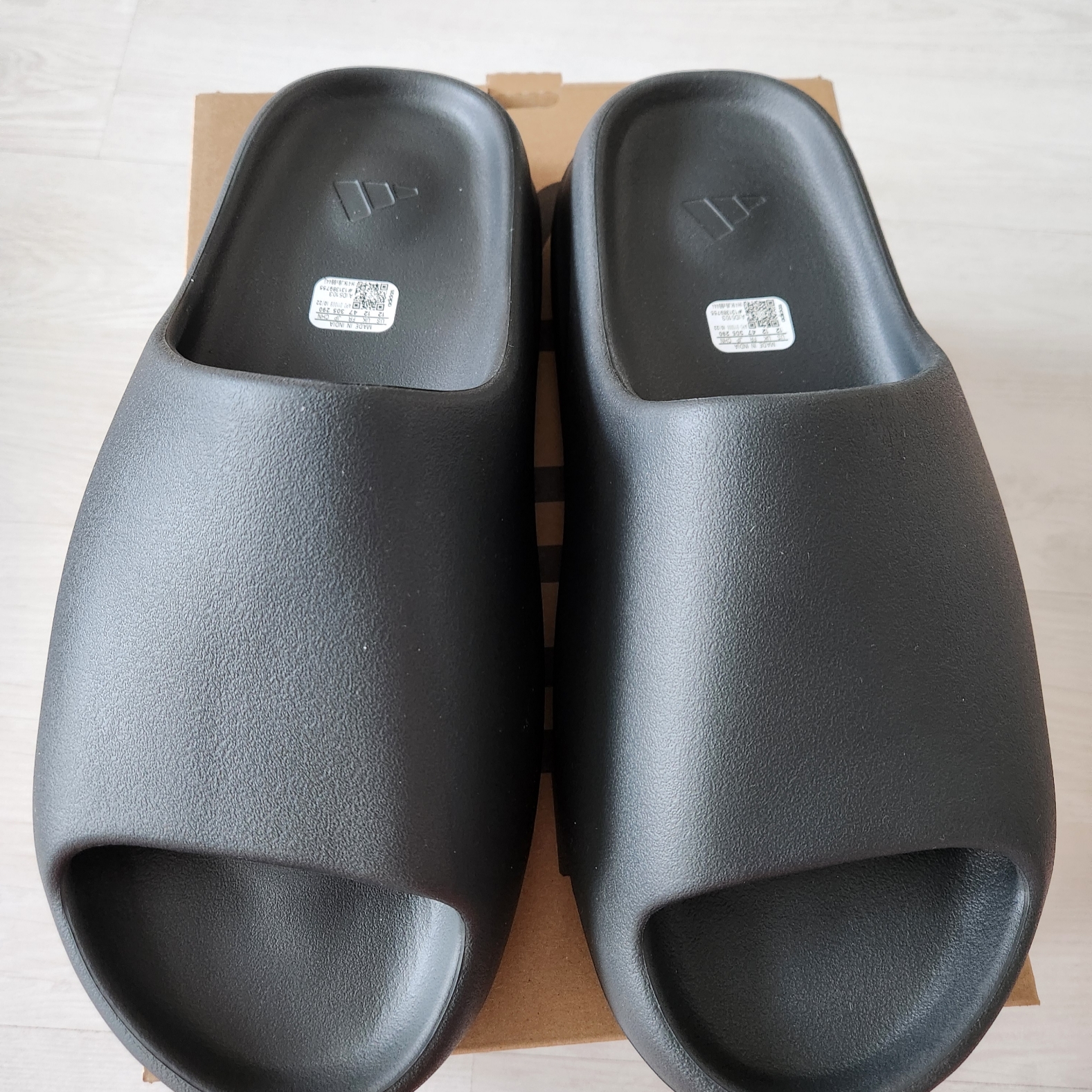Adidas Yeezy Slide Dark Onyx 2024 착용 스타일