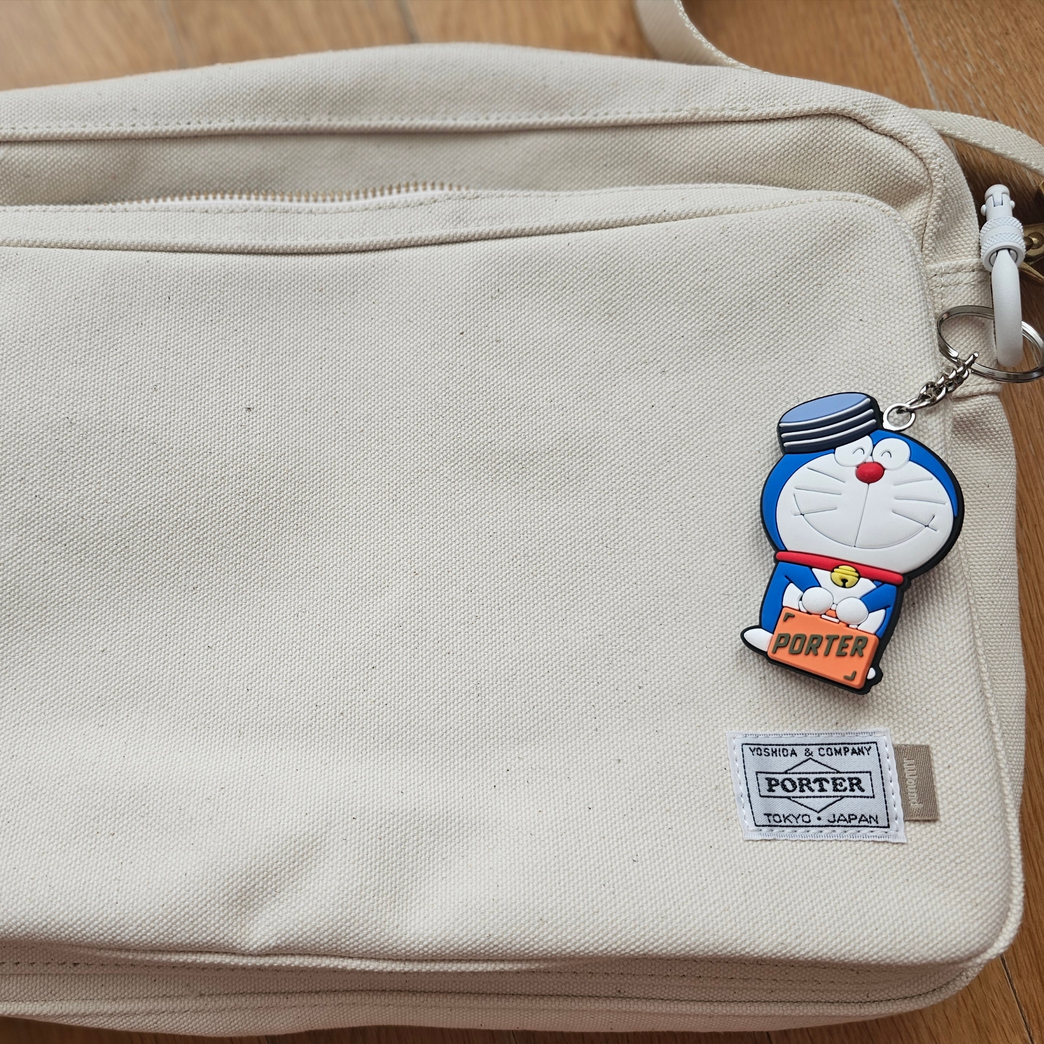 Porter x JJJJound Passport Bag L Off White, Porter x Doraemon Key Charm Front Orange 착용 스타일 - 1