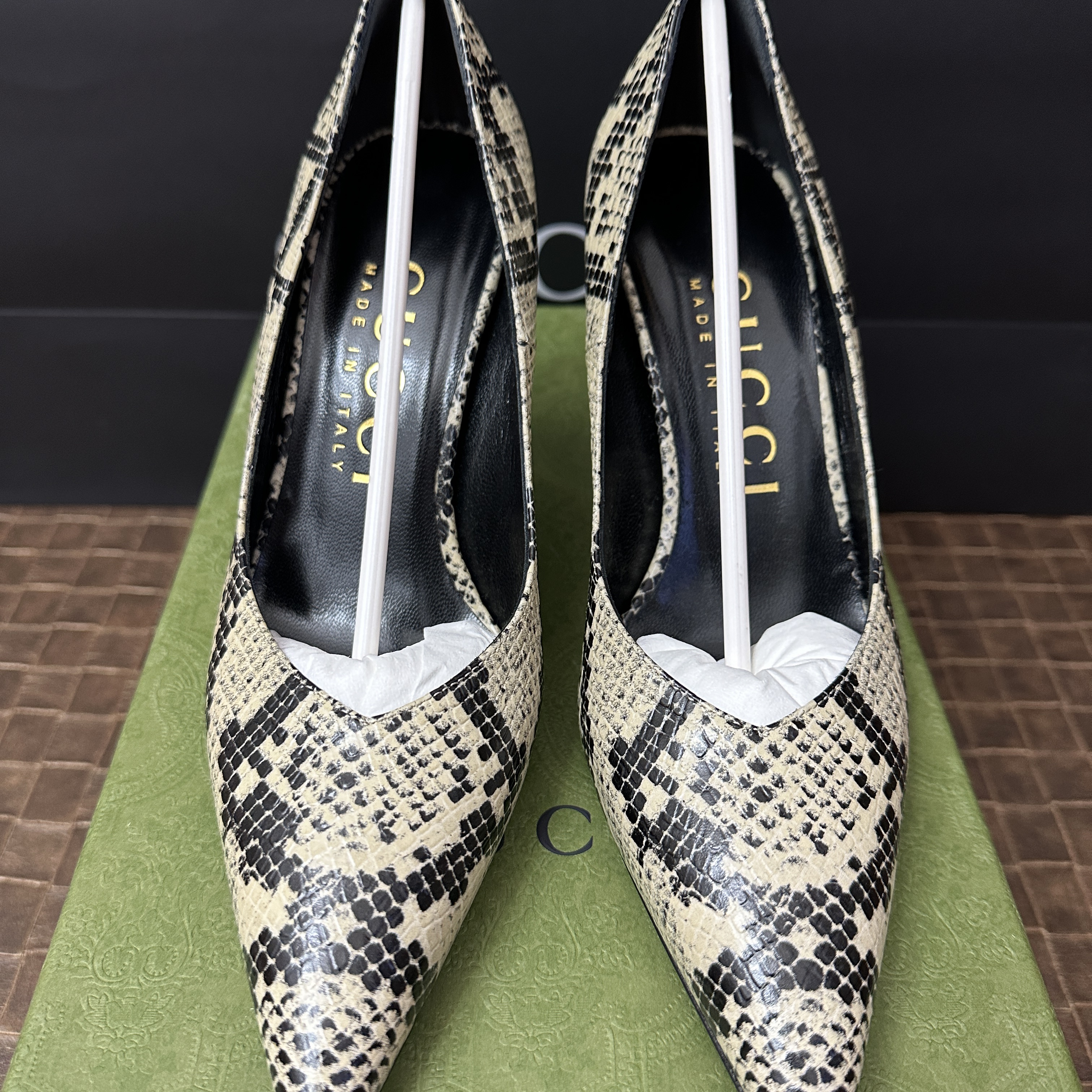 (W) Gucci Python Print Mid-Heel Pumps Beige 착용 스타일 - 2