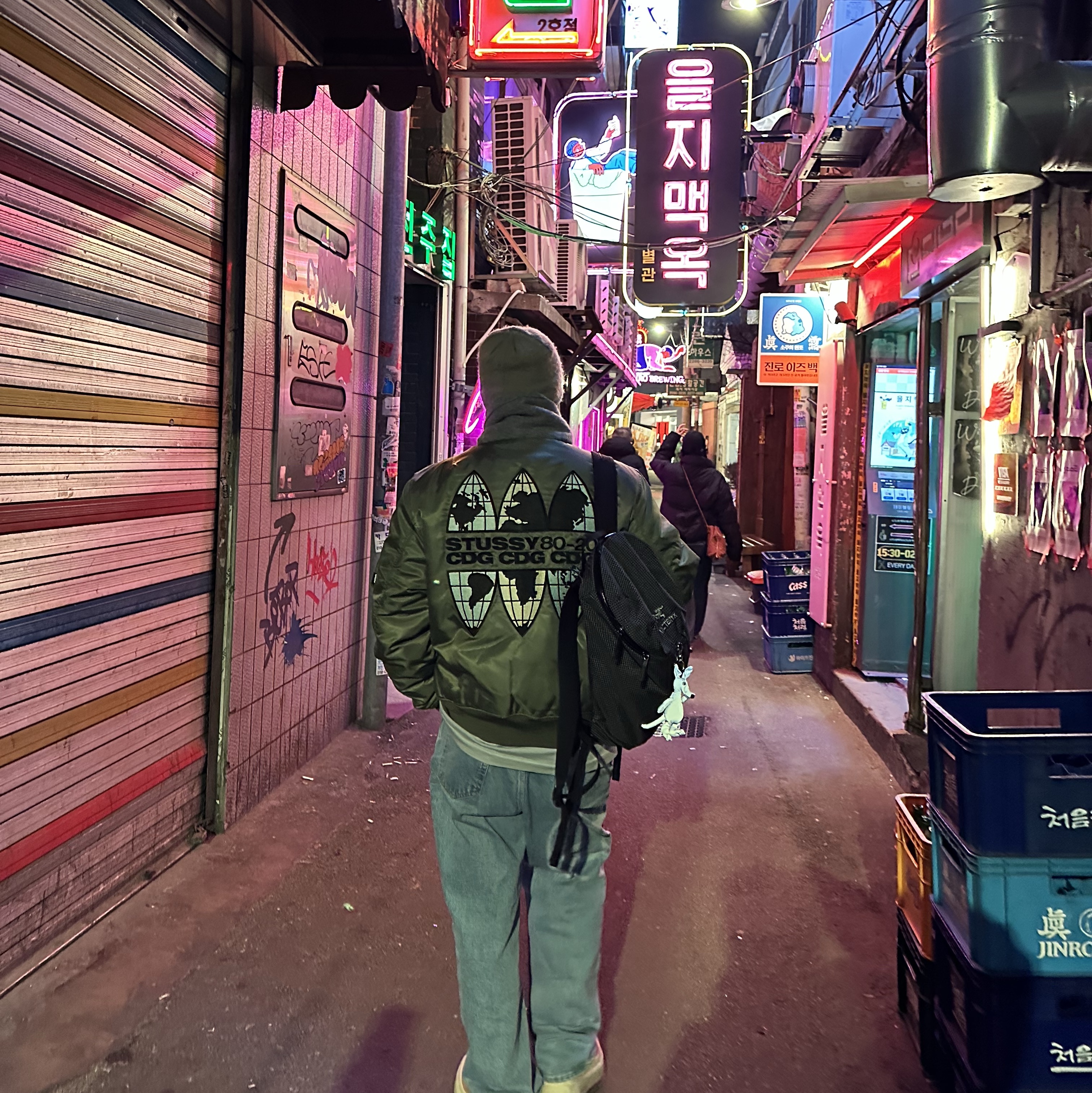 Arc'teryx Konseal 15 Backpack Black, Stussy x CDG MA-1 Jacket Olive 착용 스타일