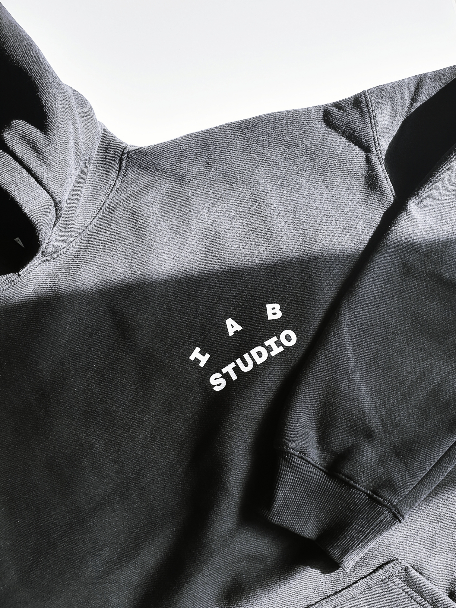 IAB Studio Hoodie Black 착용 스타일