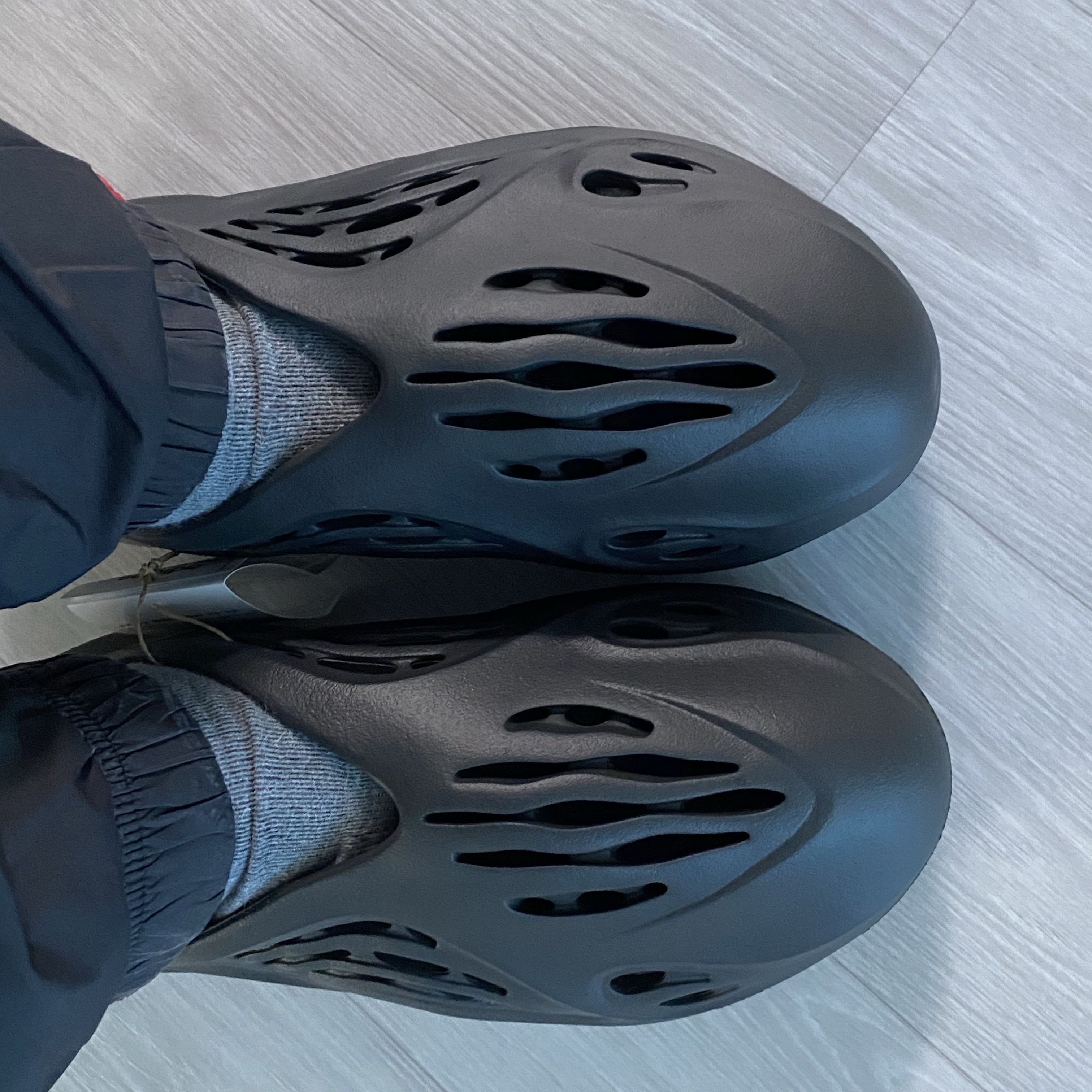 Adidas Yeezy Foam RNNR Onyx 착용 스타일