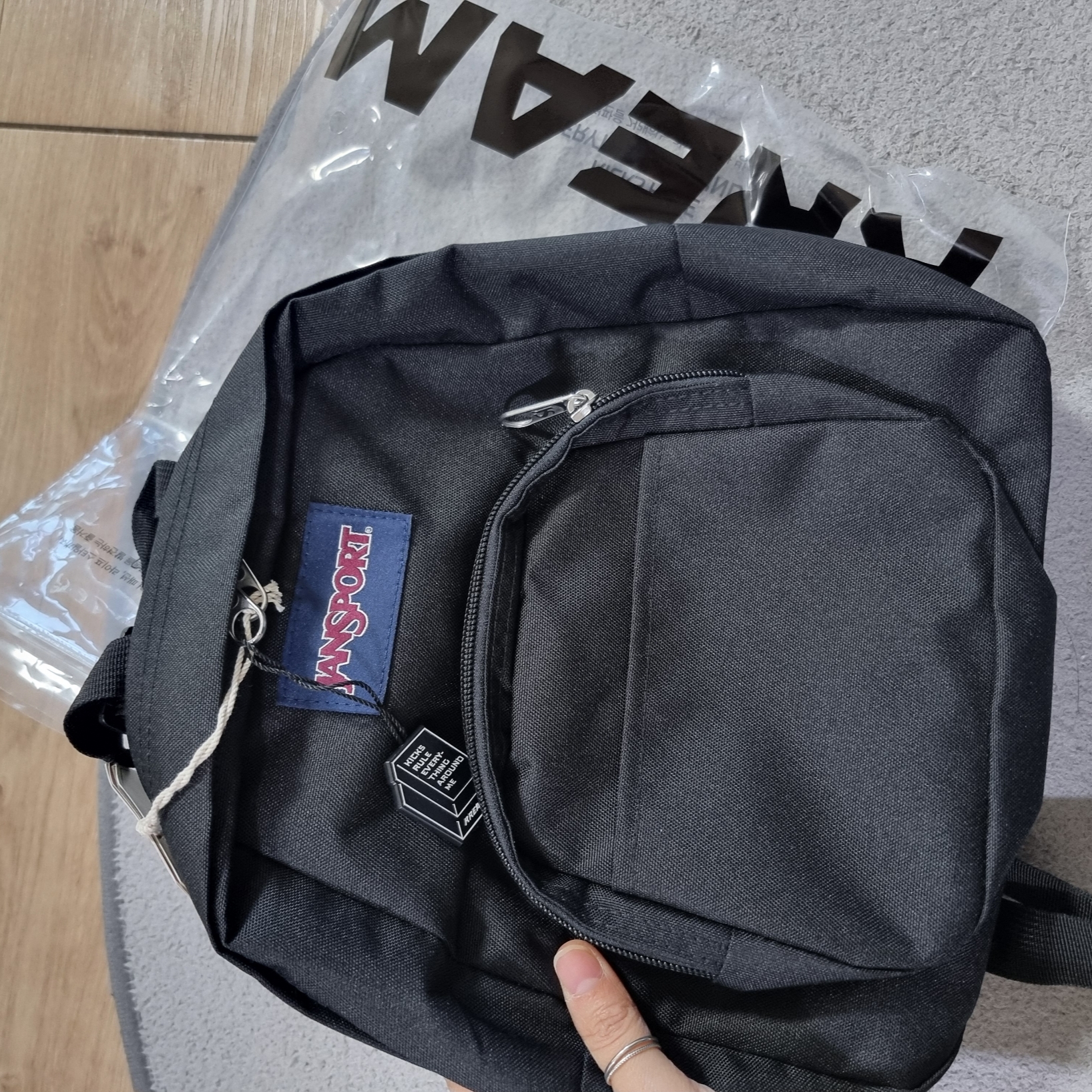 Jansport Half Pint Mini Backpack Black 착용 스타일 - 1