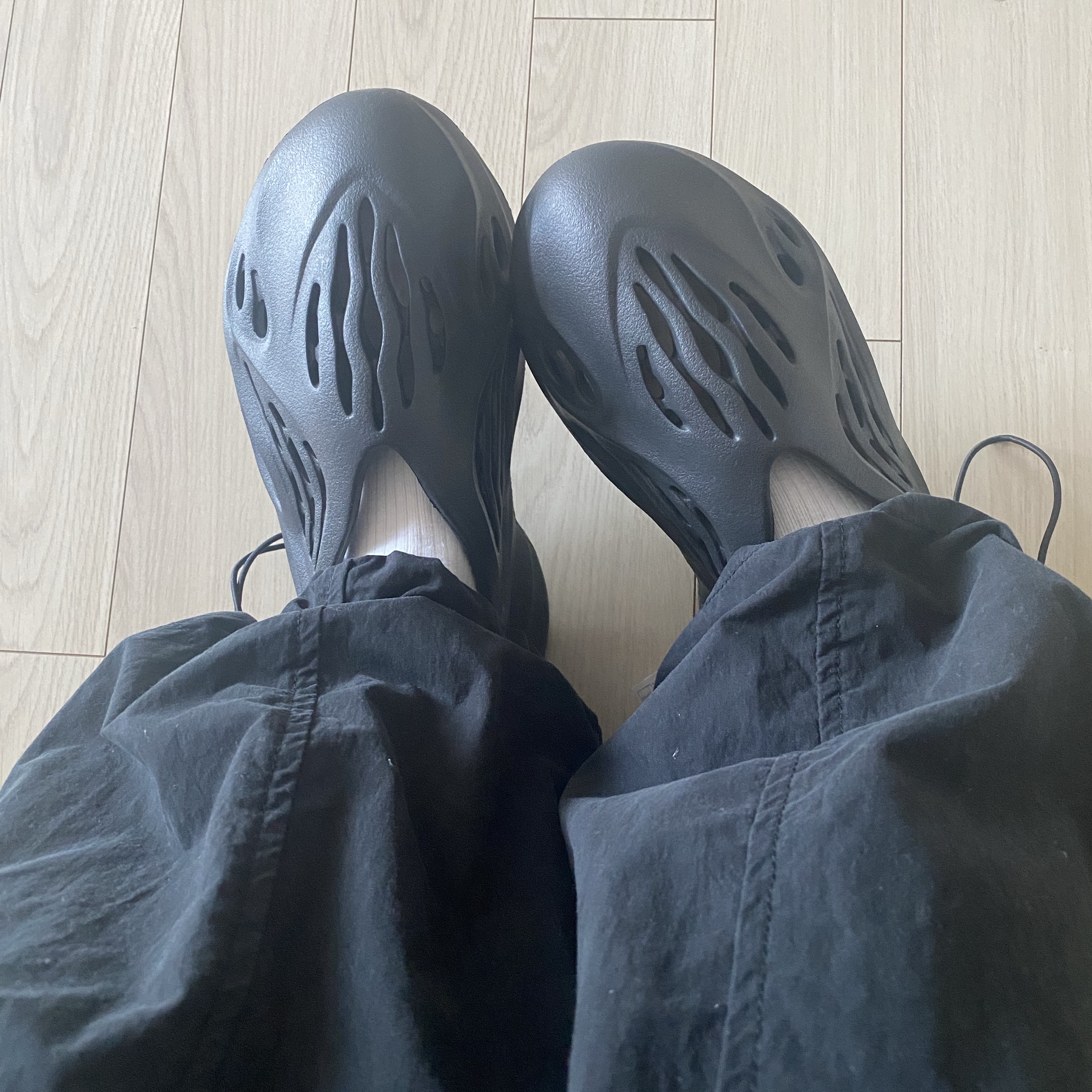 Adidas Yeezy Foam RNNR Onyx 착용 스타일 - 1