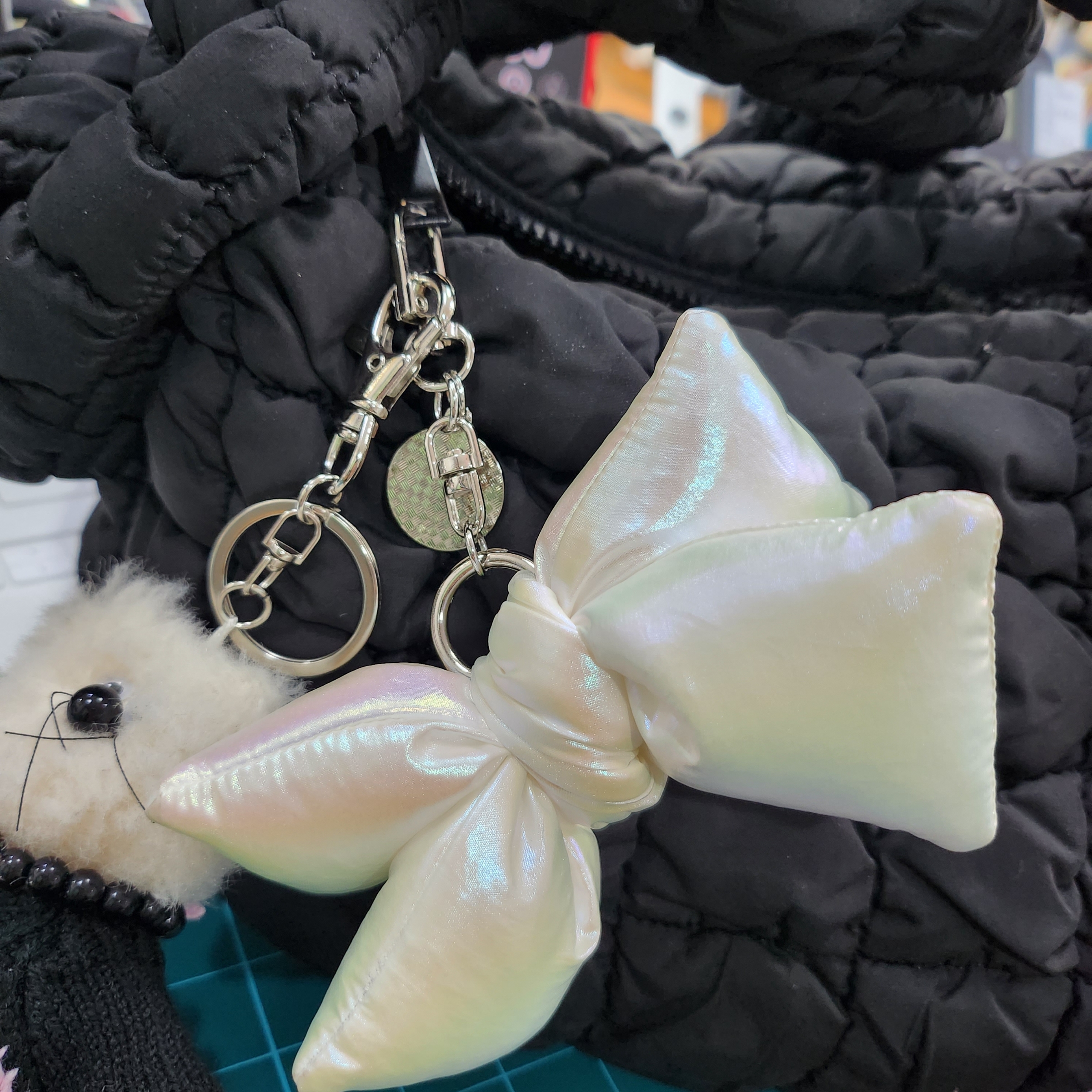 [KREAM 단독] Bloomingtale Padded Ribbon Keyring White 착용 스타일