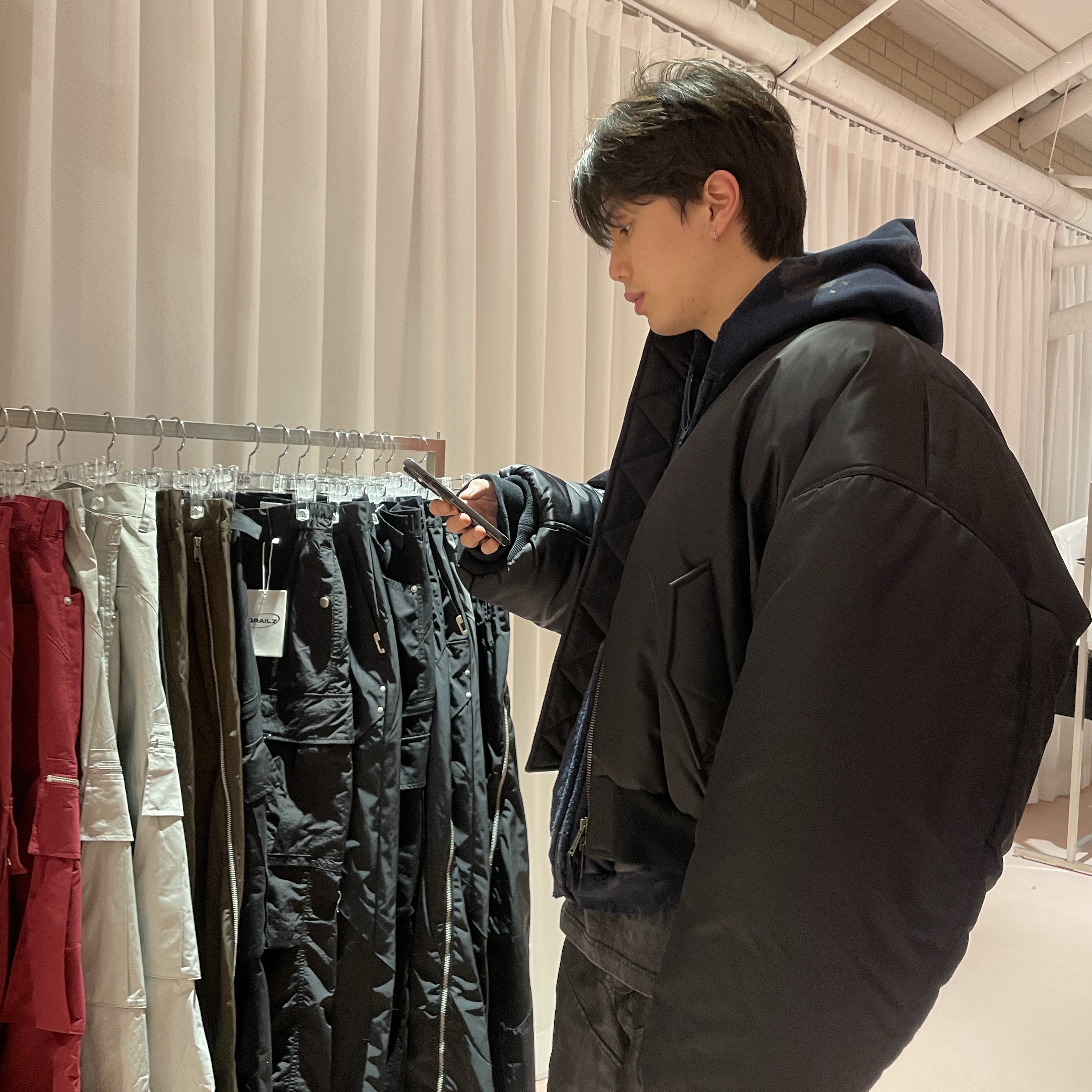 Balenciaga Nylon Bomber Black - 23SS, Balenciaga Paris Vintage Logo 22 Zip-Up Hoodie Dark Navy 착용 스타일 - 7