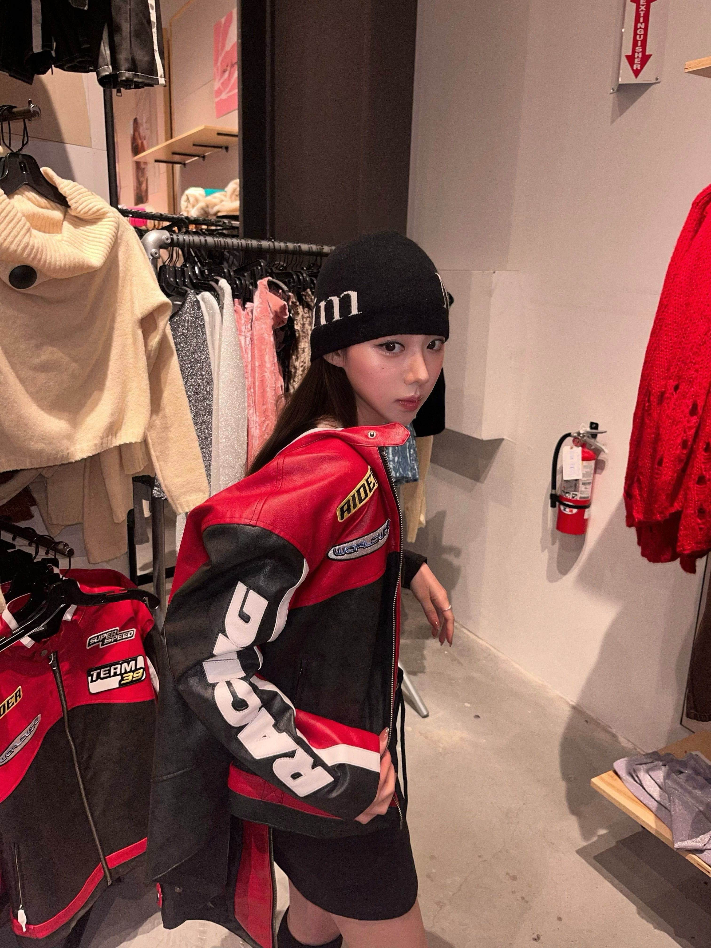 Matin Kim Logo Jacquard Short Beanie Black 착용 스타일