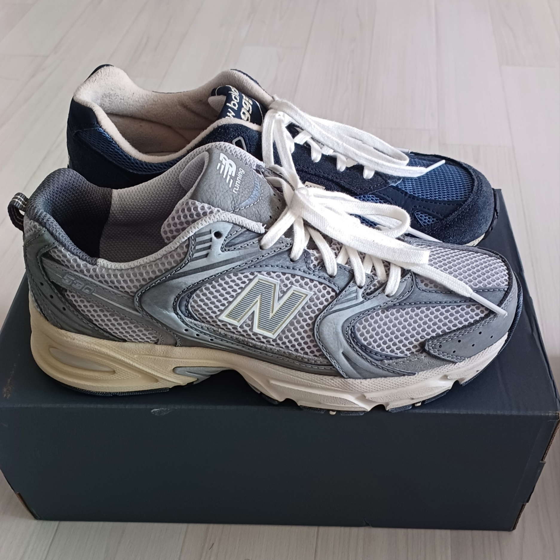 New Balance 530 Premium Vintage Grey Matter 착용 스타일 - 1