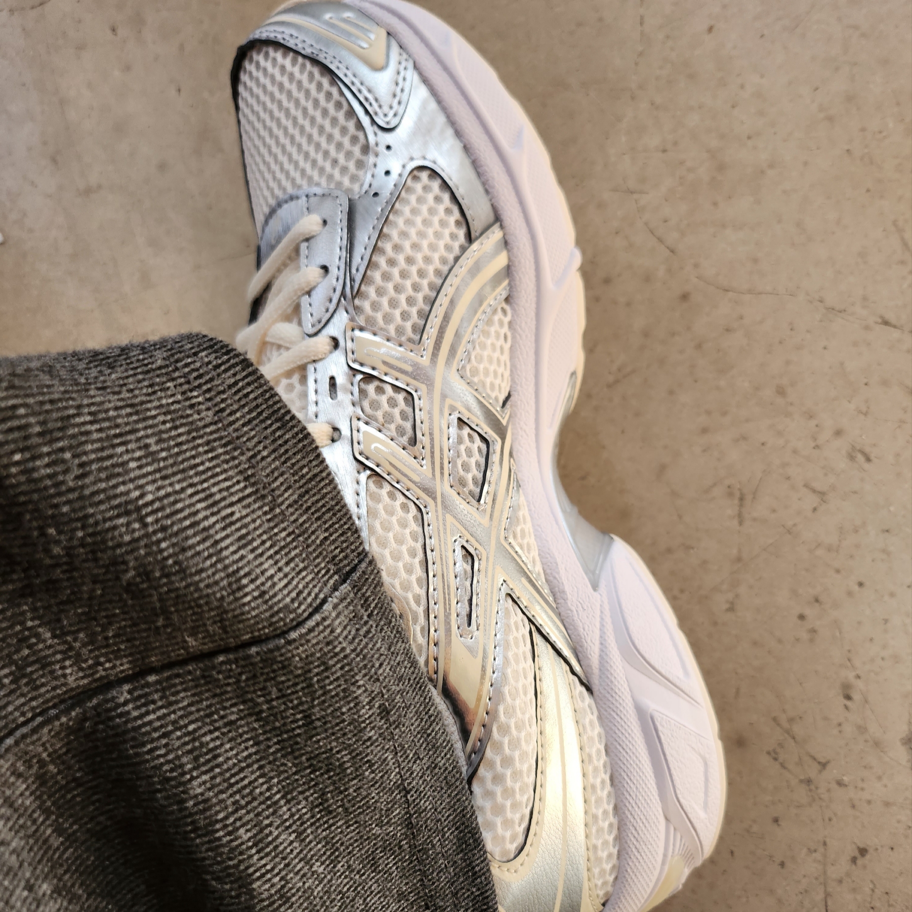 (W) Asics Gel-1130 Cream Pure Silver 착용 스타일 - 1