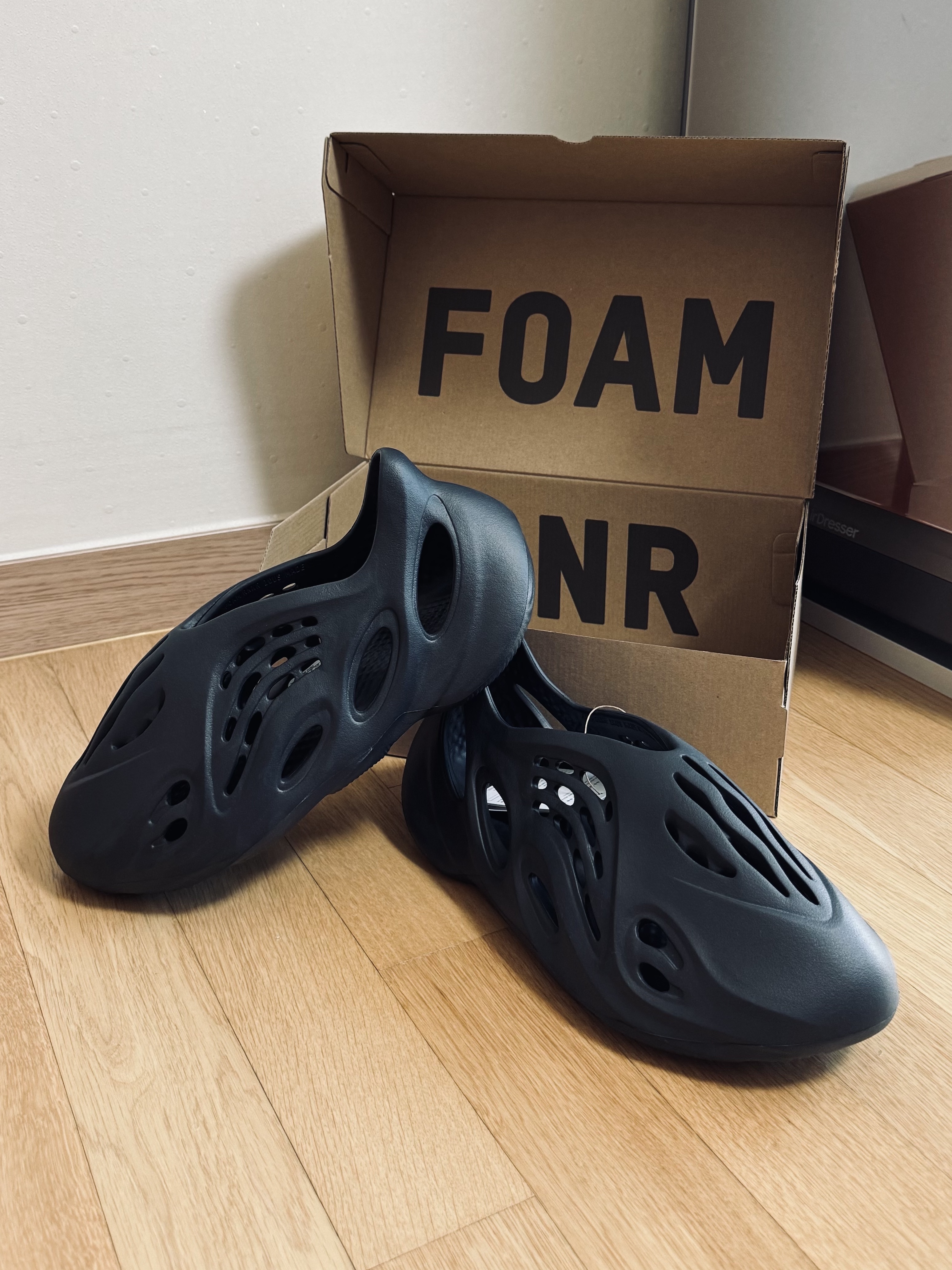 Adidas Yeezy Foam RNNR Onyx 착용 스타일