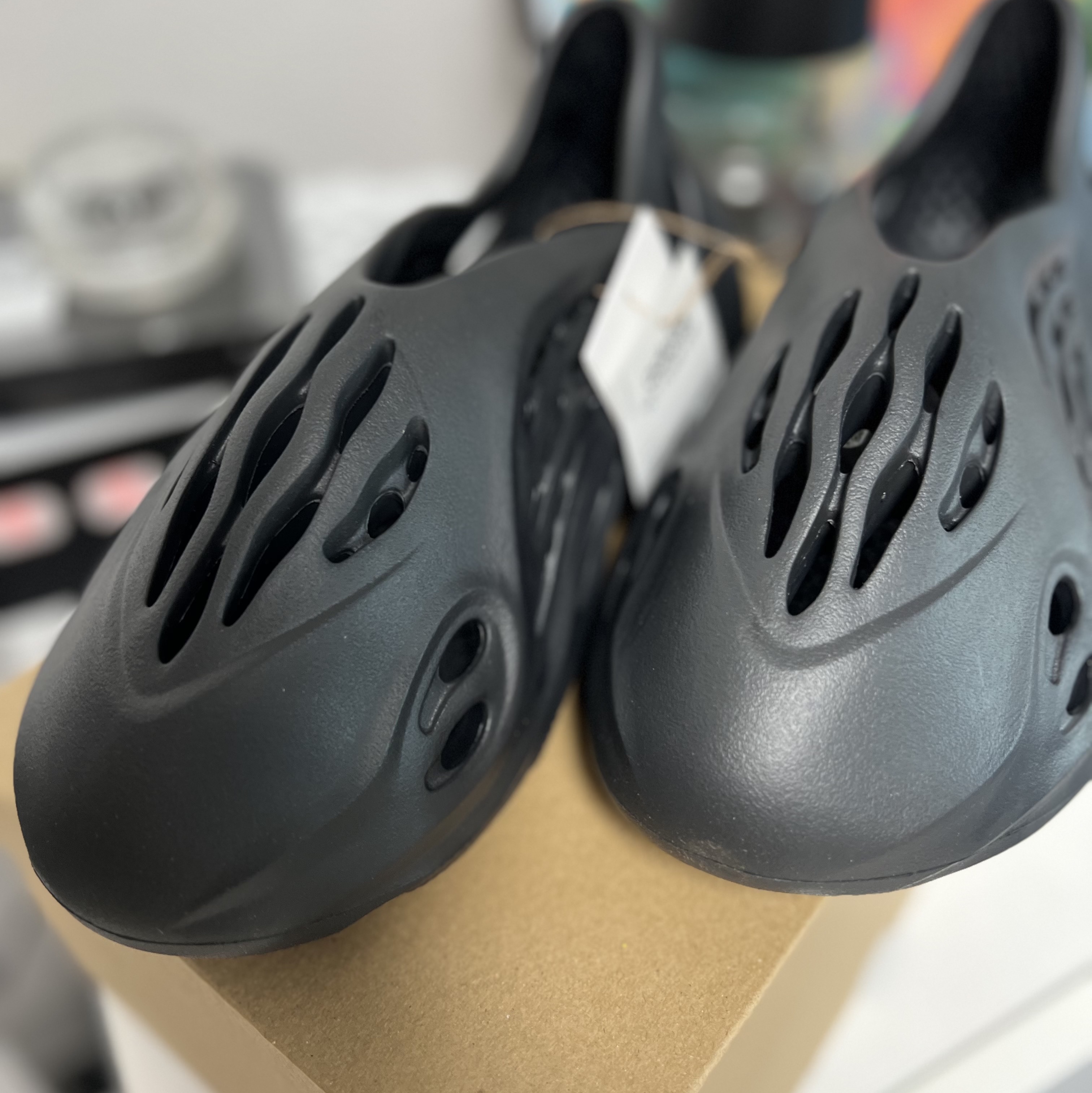 Adidas Yeezy Foam RNNR Onyx 착용 스타일 - 1