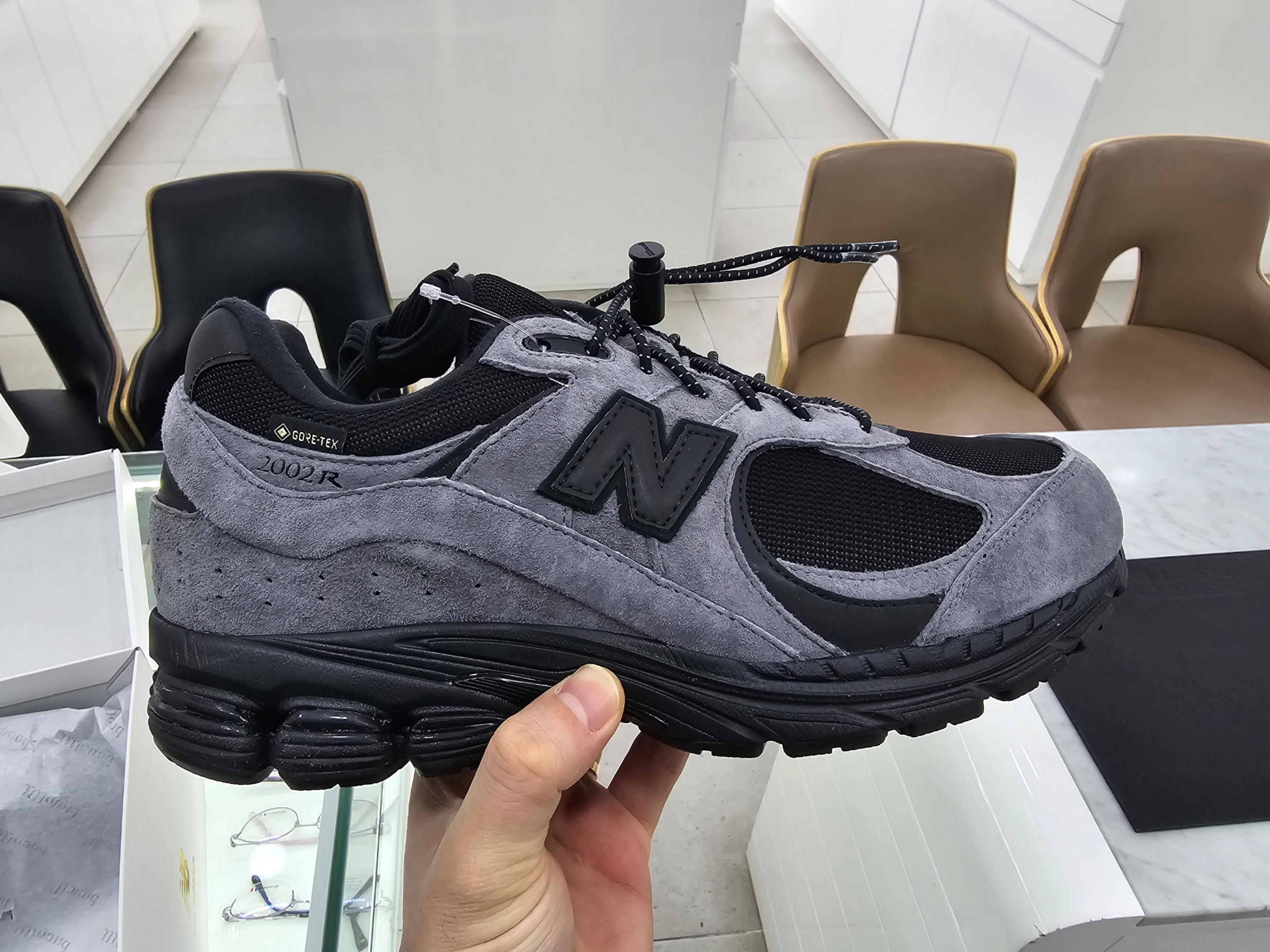 New Balance x JJJJound 2002R Gore-Tex Charcoal 착용 스타일