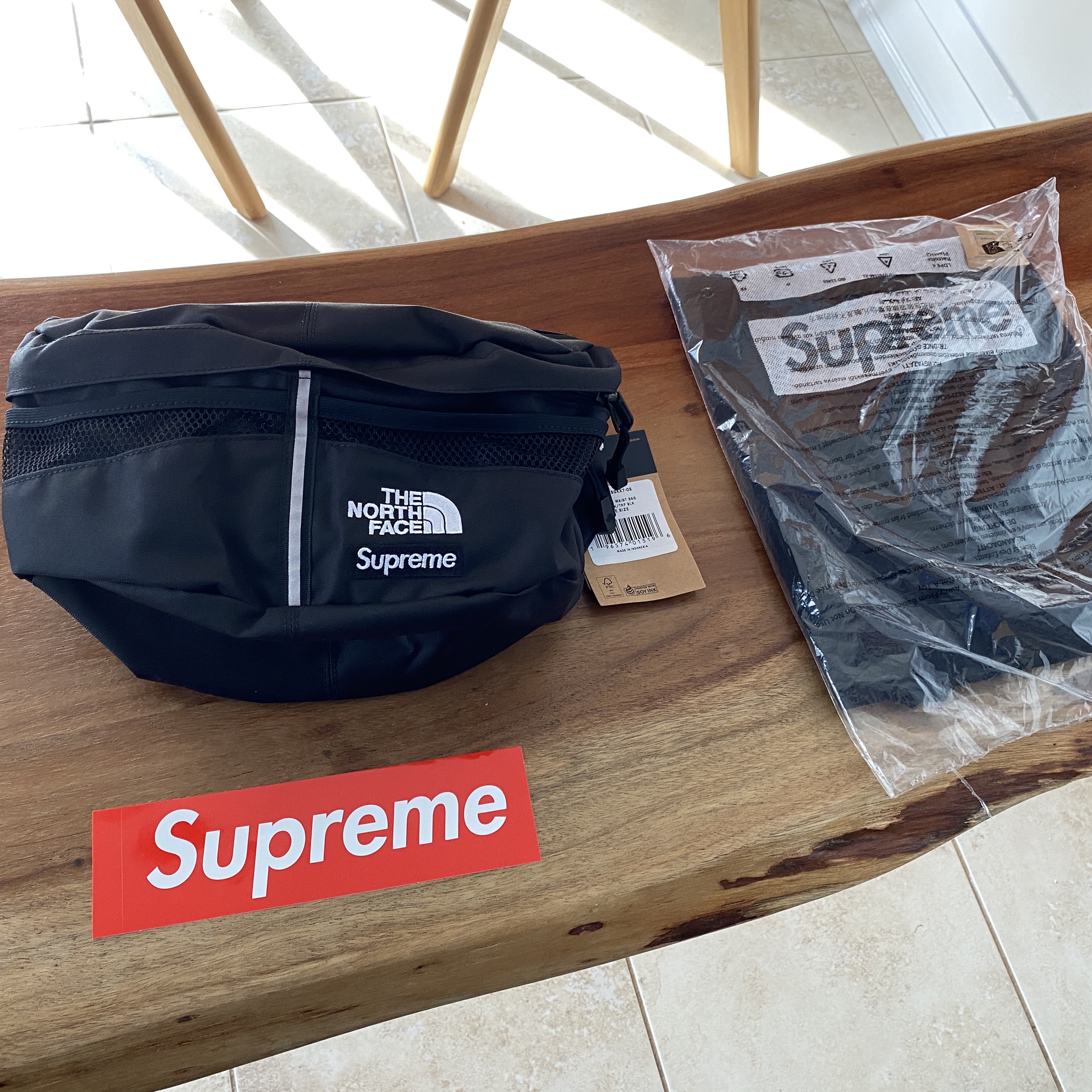 Supreme x The North Face Split Waist Bag Black - 24SS, Supreme x The North Face S/S Top Black - 24SS 착용 스타일 - 2