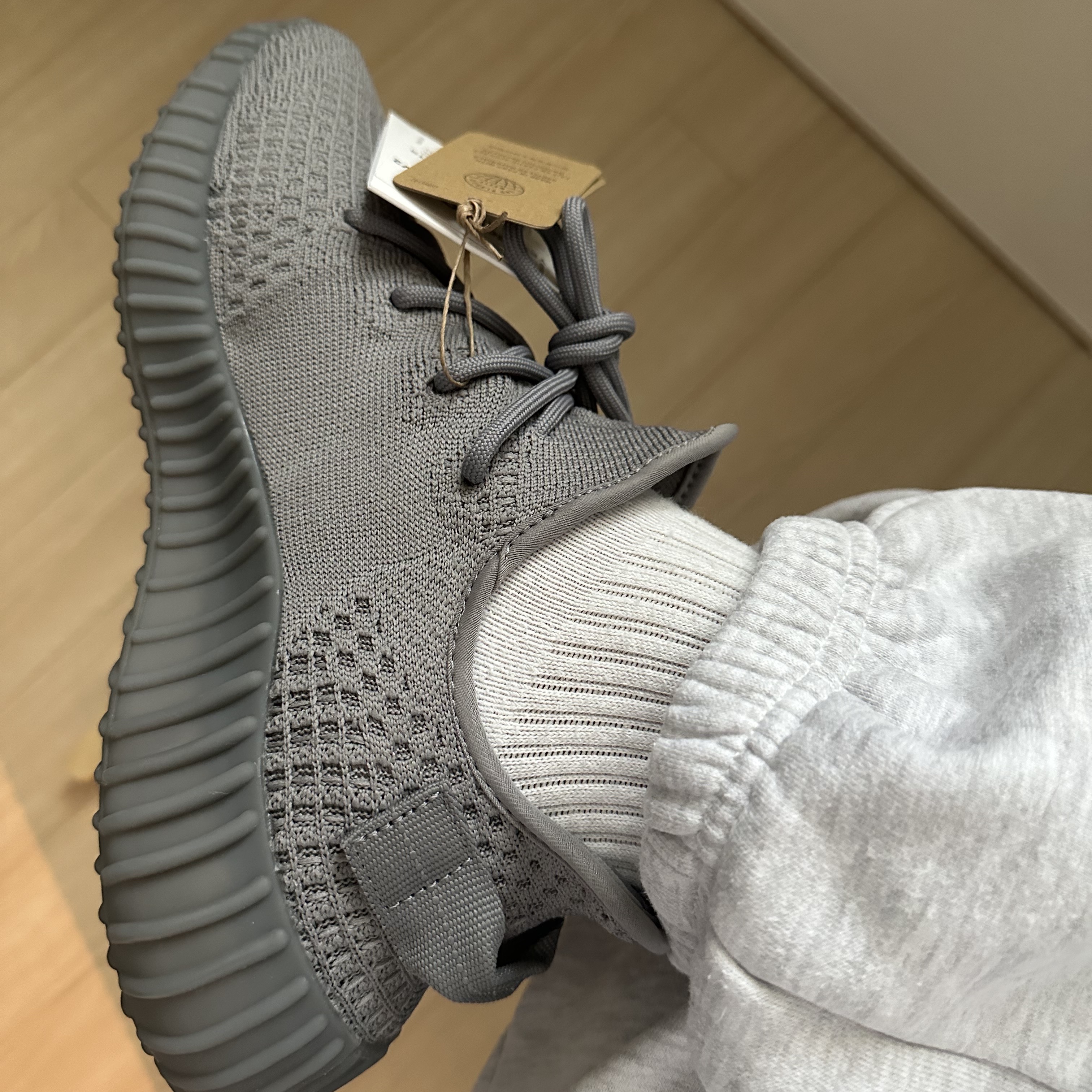 Adidas Yeezy Boost 350 V2 Steel Grey, IAB Studio Sweatpants Light Gray 착용 스타일 - 5