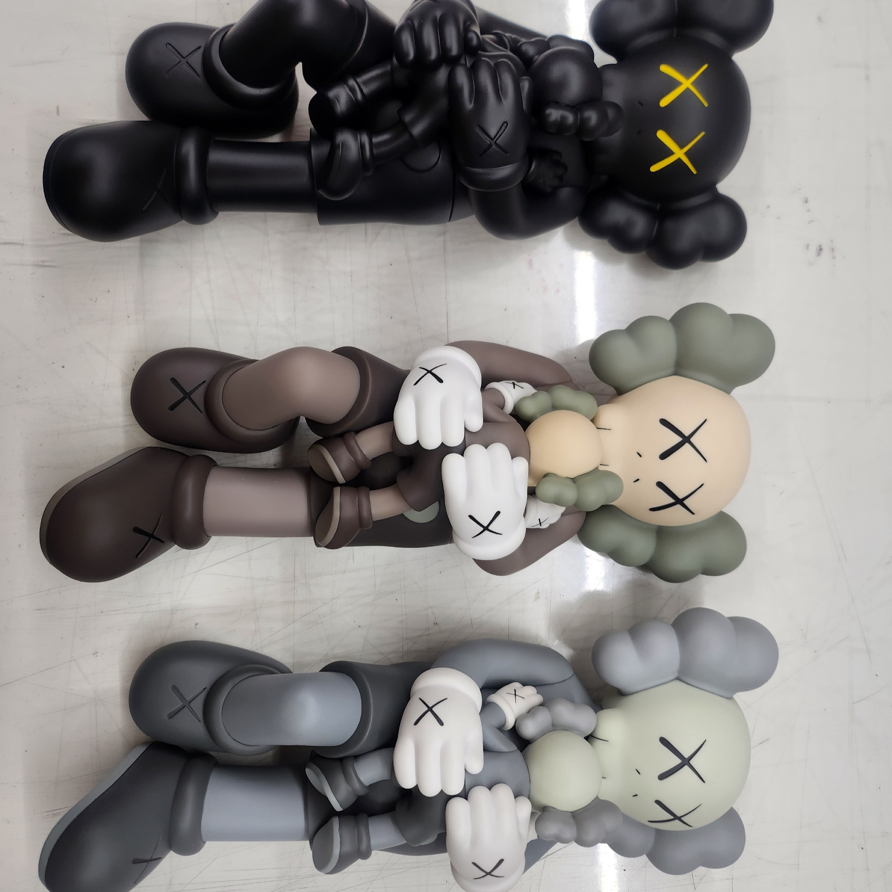 Kaws Holiday Singapore Vinyl Figure (Set of 3) 착용 스타일