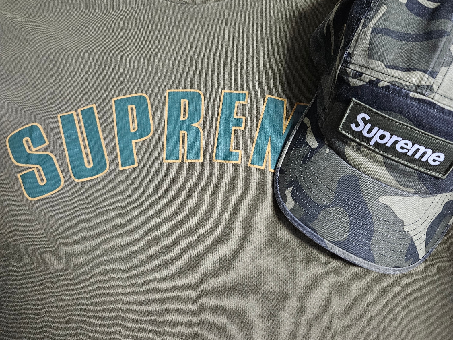Supreme Cracked Arc S/S Top Olive - 24SS, Supreme Military Camp Cap Olive Camo - 23SS 착용 스타일 - 3