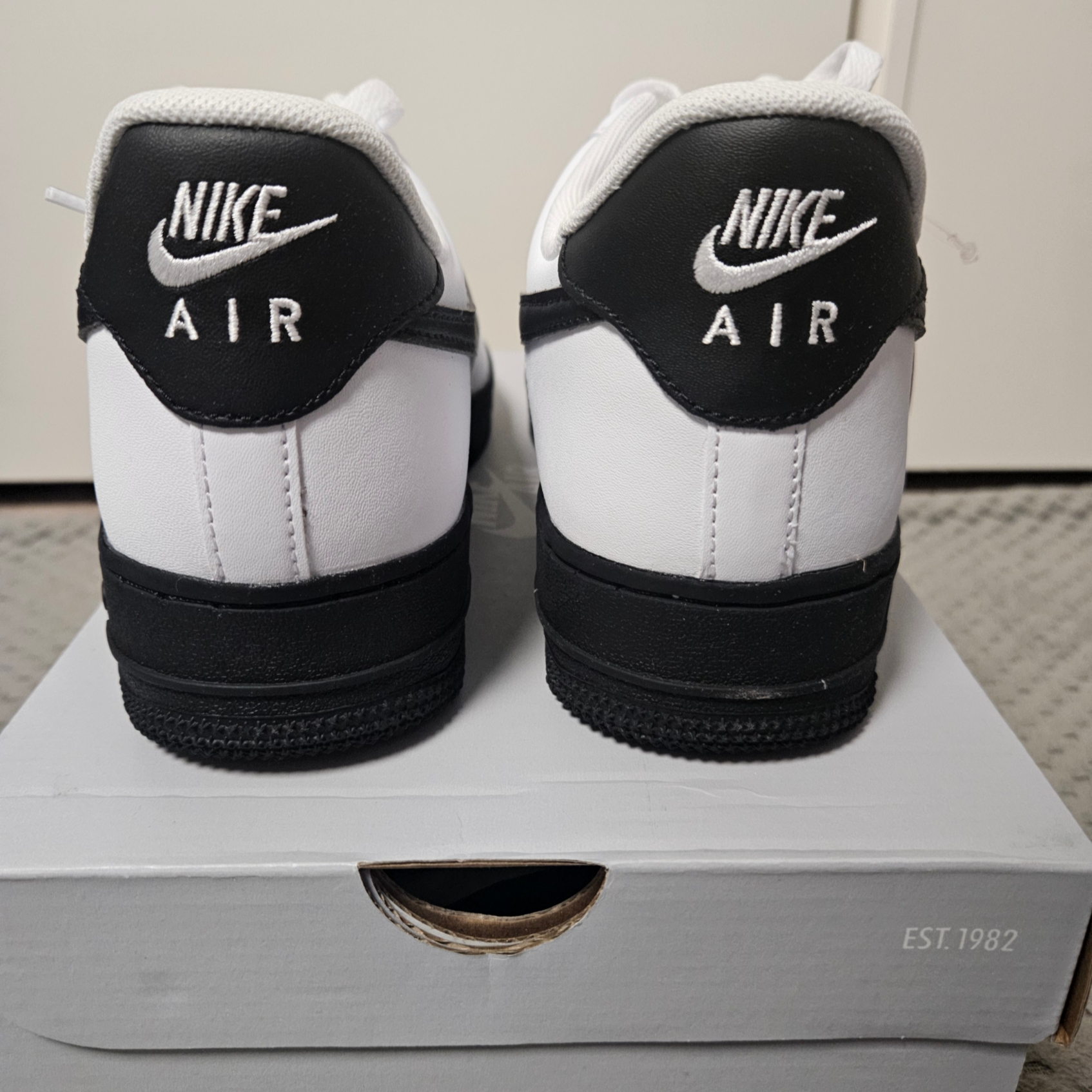 Nike Air Force 1 Low White Black Midsole 착용 스타일 - 3