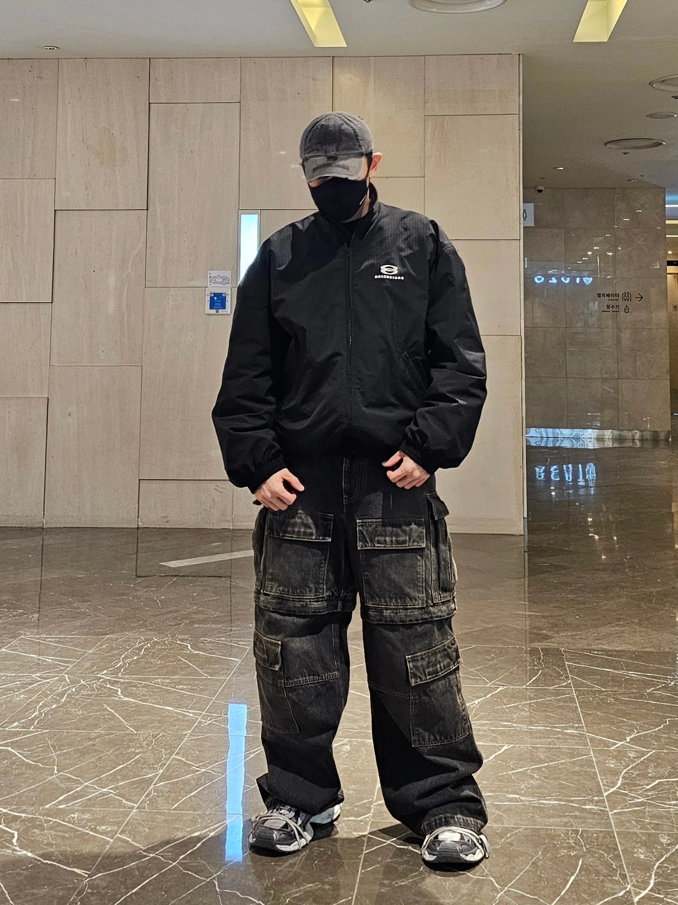Balenciaga Cargo Pants in Black, Balenciaga Unity Sports Icon Cocoon Kick Windbreaker in Black 착용 스타일 - 2