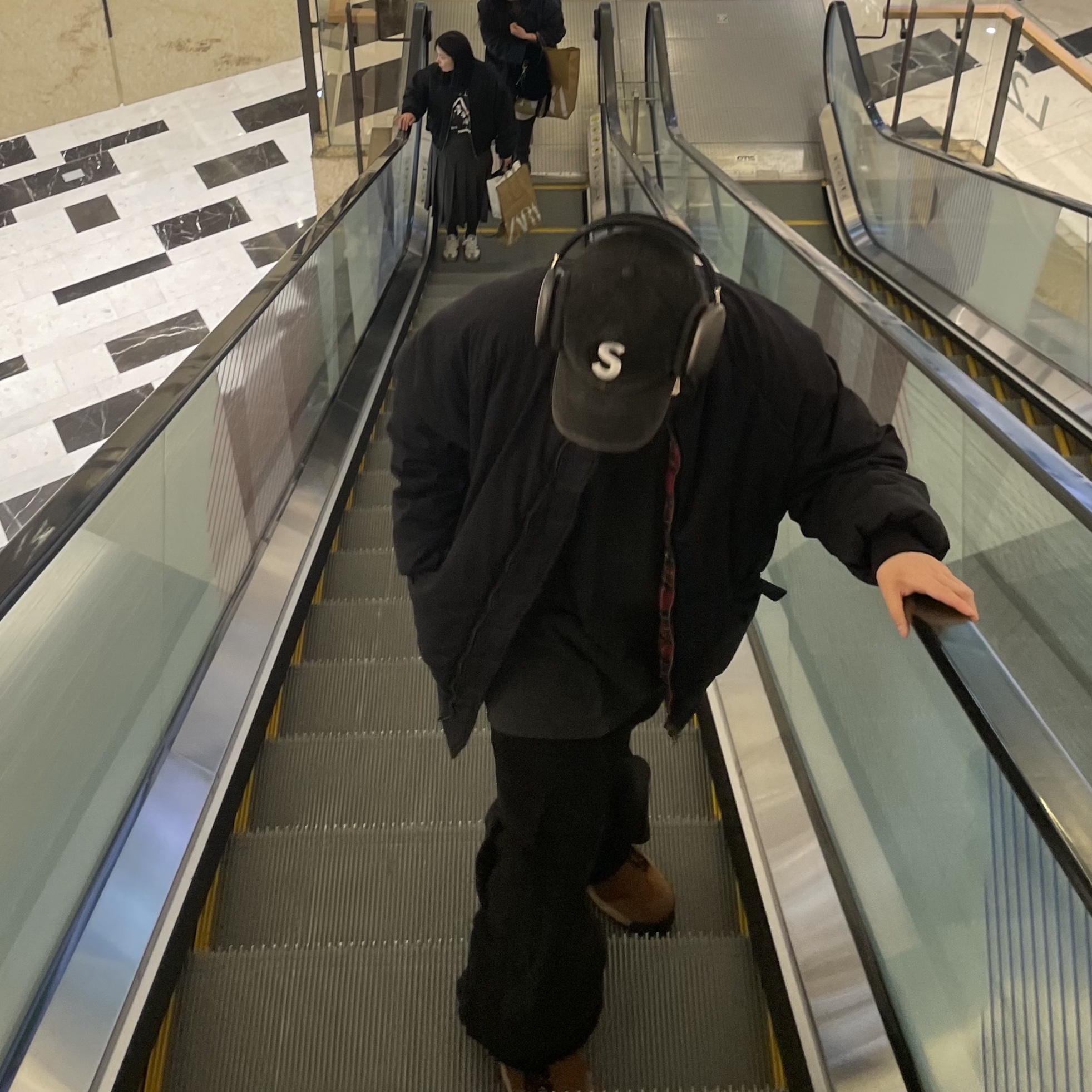 Supreme Pigment Canvas S Logo 6-Panel Black - 23SS, Apple AirPods Max Lightning Space Gray (Korean Ver.) 착용 스타일 - 1