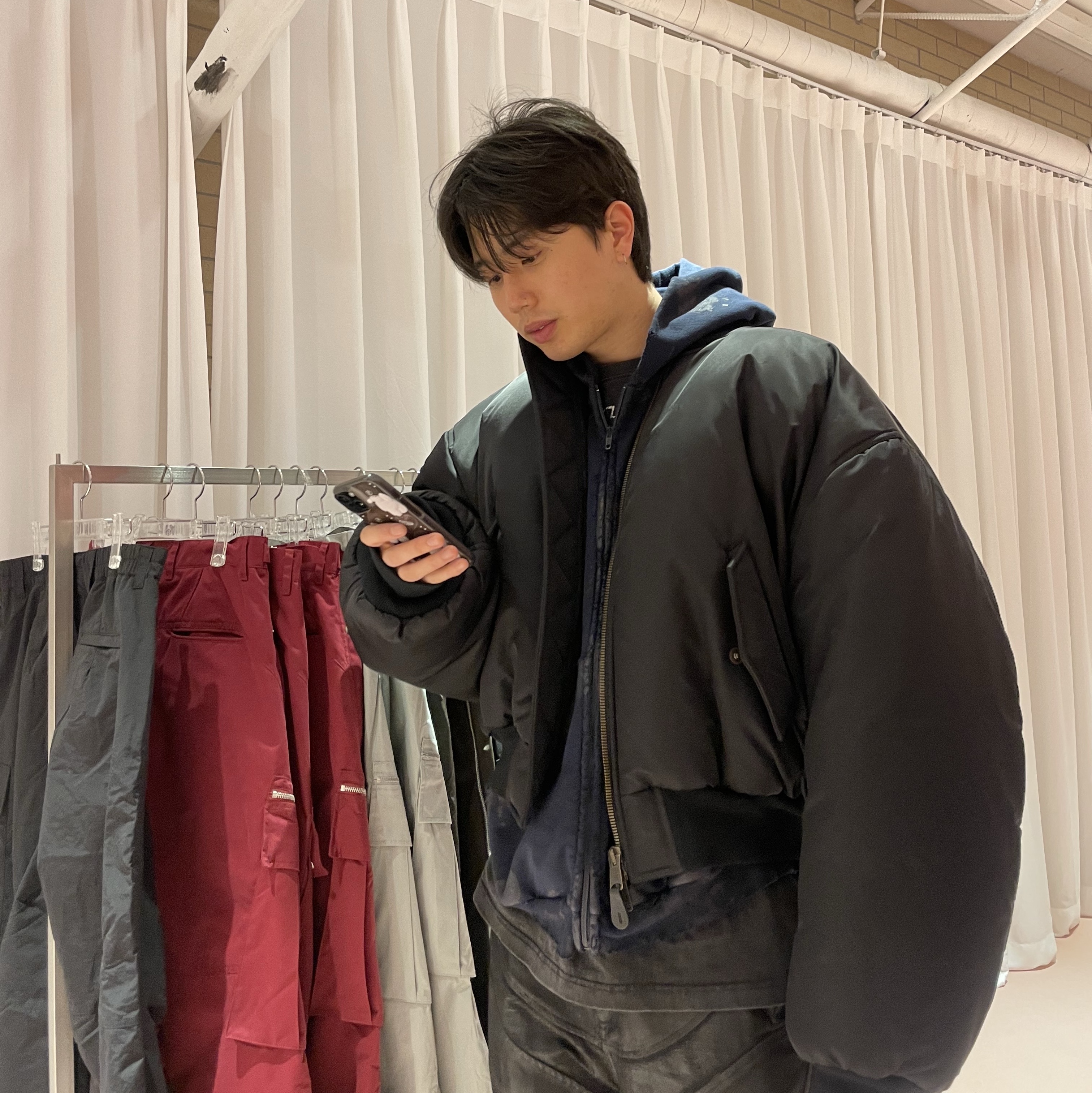 Balenciaga Nylon Bomber Black - 23SS, Balenciaga Paris Vintage Logo 22 Zip-Up Hoodie Dark Navy 착용 스타일 - 8