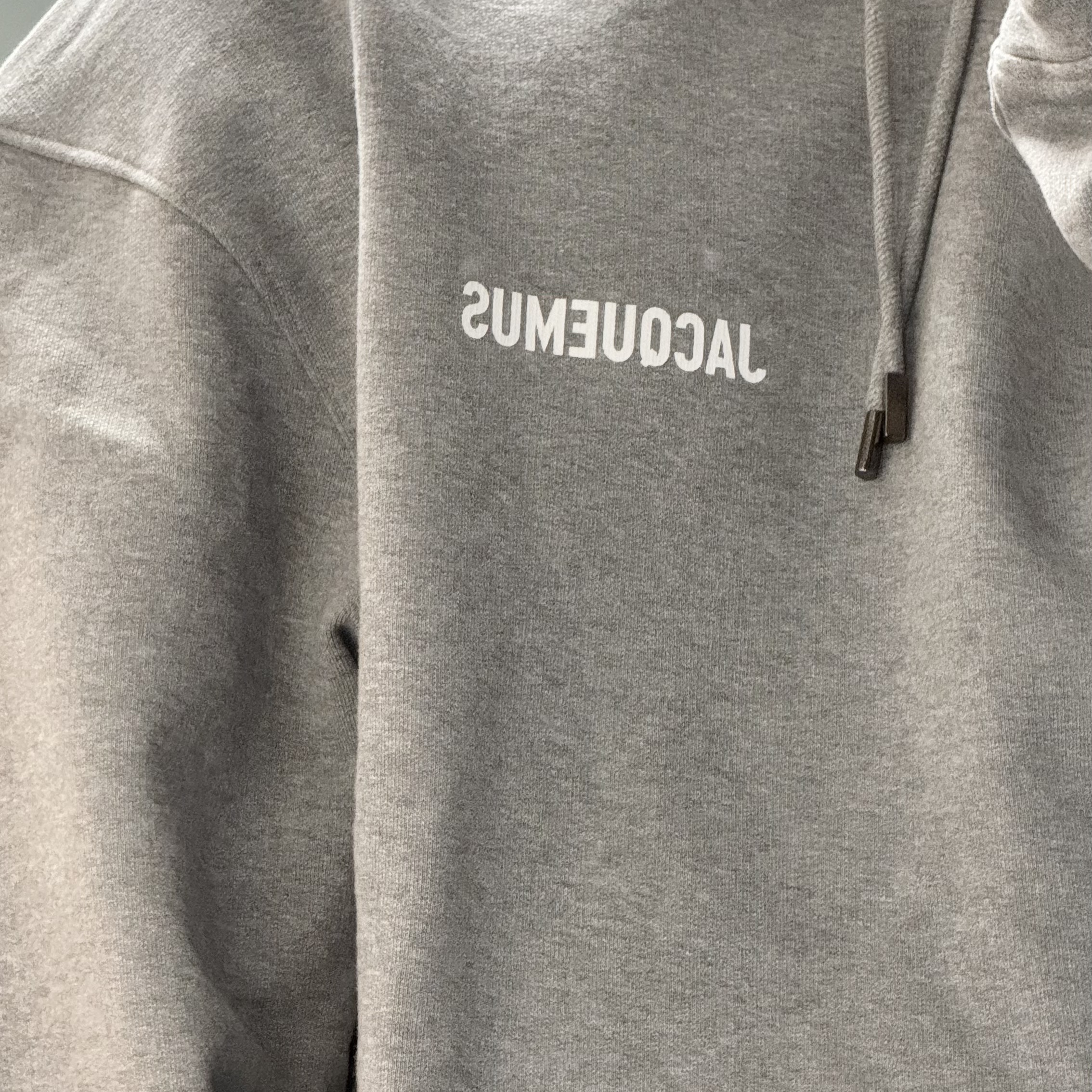 Jacquemus Le Sweatshirt Printed Logo Hoodie Grey 착용 스타일