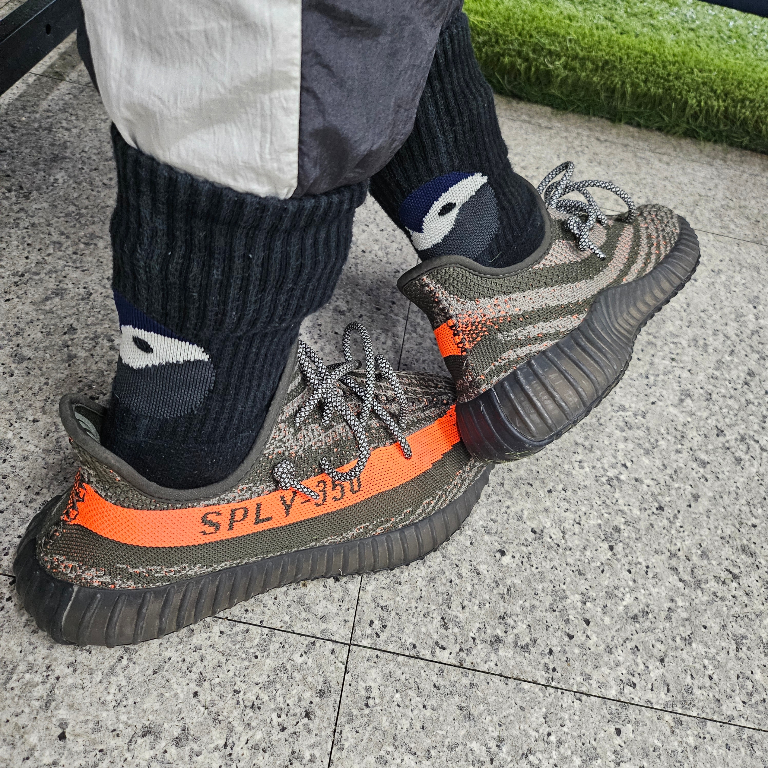 Adidas Yeezy Boost 350 V2 Carbon Beluga 착용 스타일