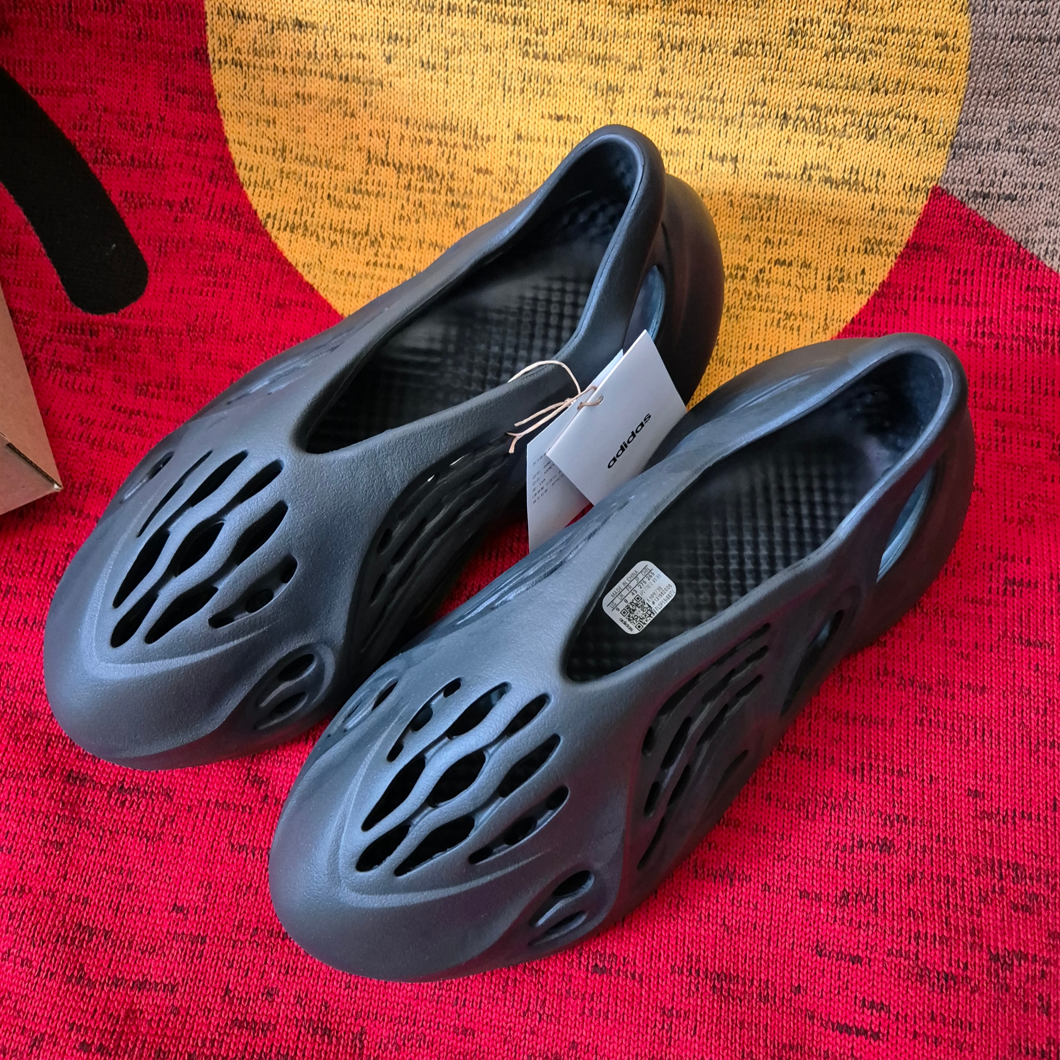 Adidas Yeezy Foam RNNR Onyx 착용 스타일 - 1