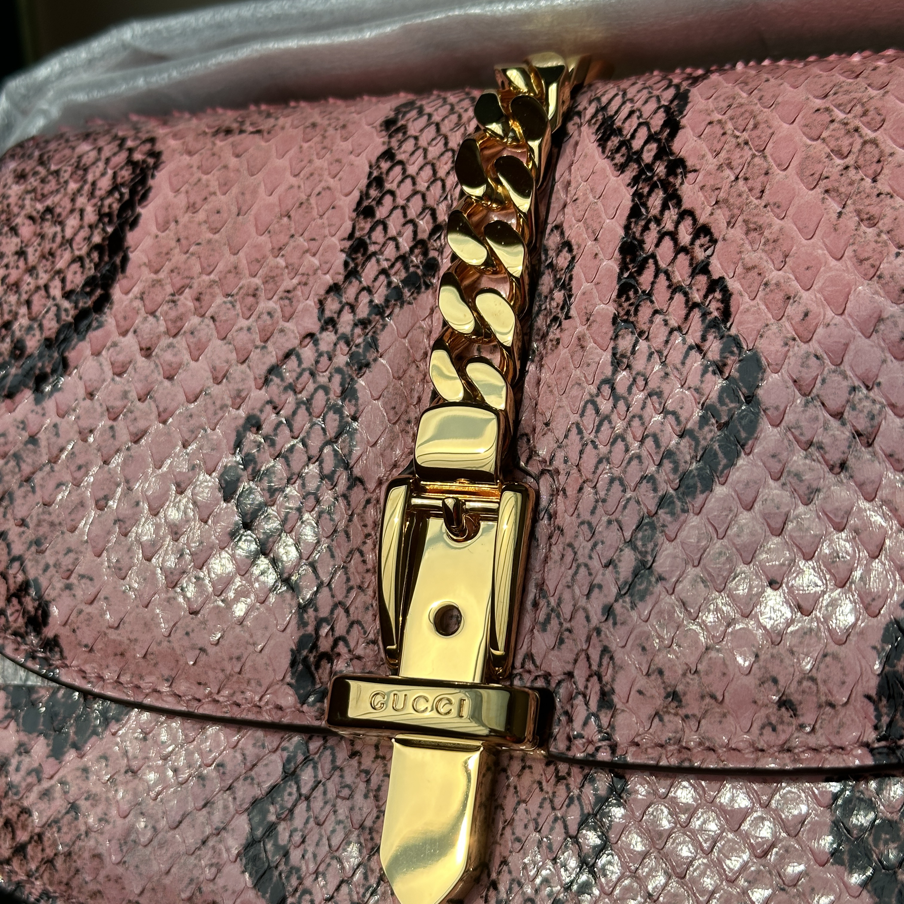 Gucci Sylvie 1969 Python Mini Shoulder Bag Pink 착용 스타일 - 6
