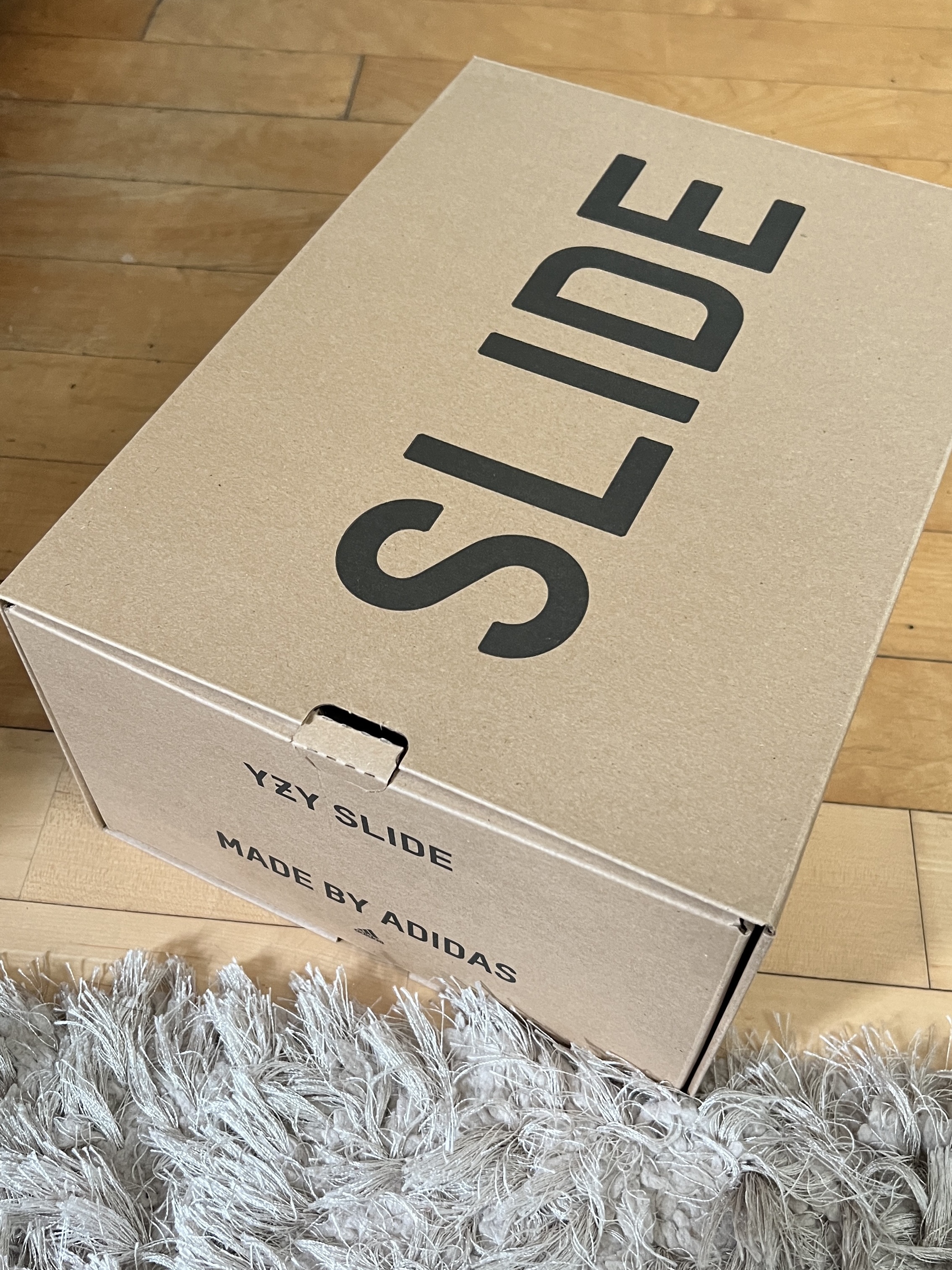 Adidas Yeezy Slide Dark Onyx 2024 착용 스타일 - 1