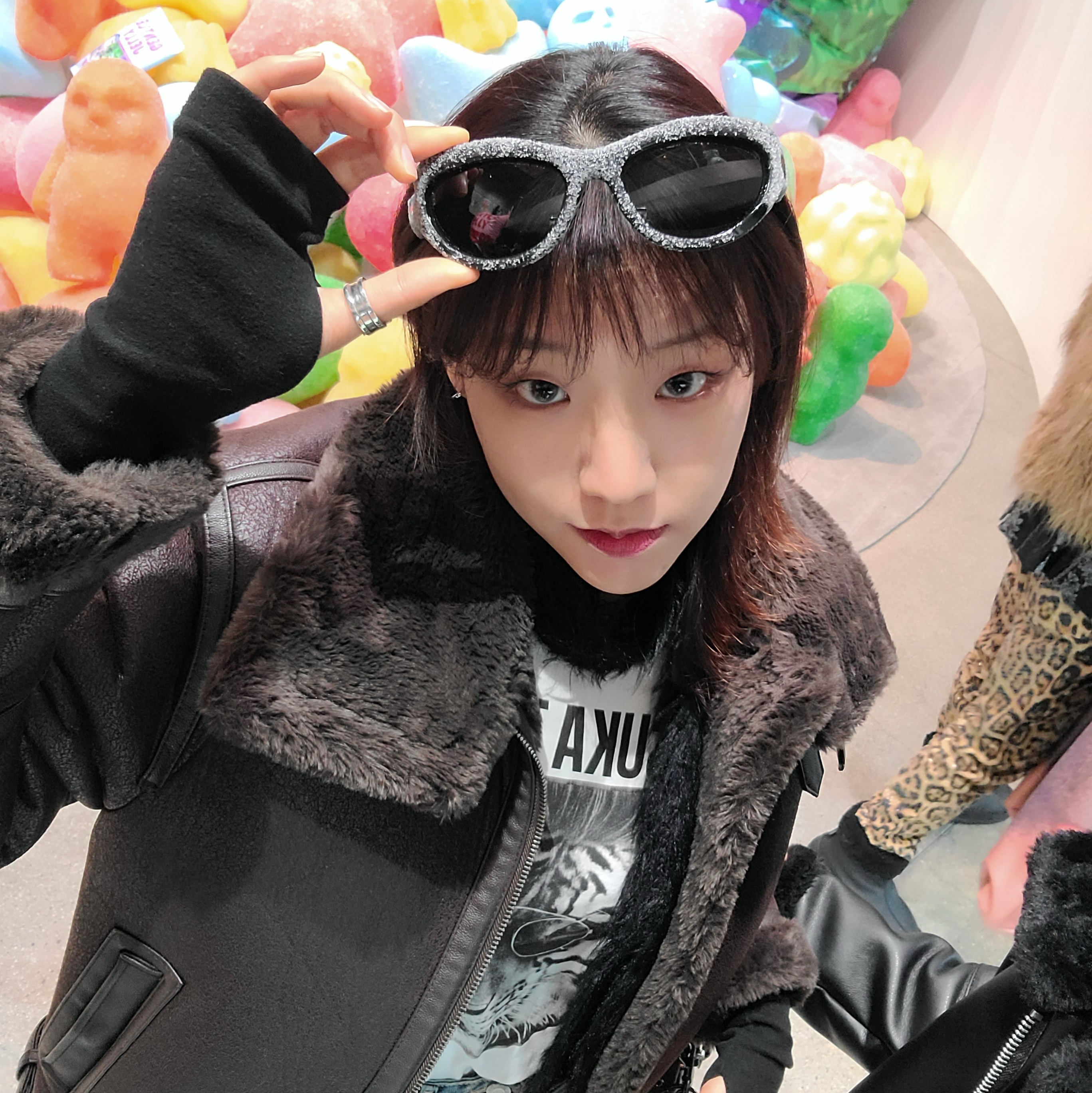 Gentle Monster Gummy MG1 Multicolor 착용 스타일 - 4