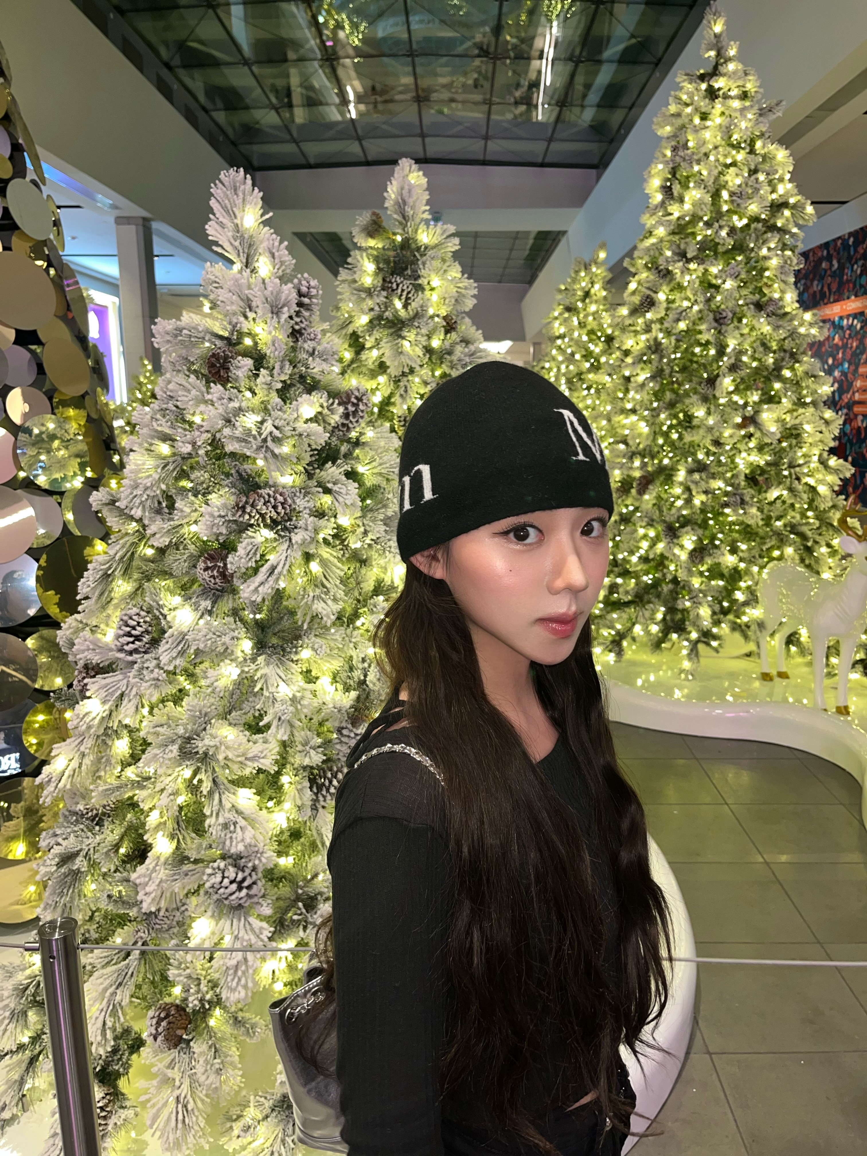 Matin Kim Logo Jacquard Short Beanie Black 착용 스타일 - 1