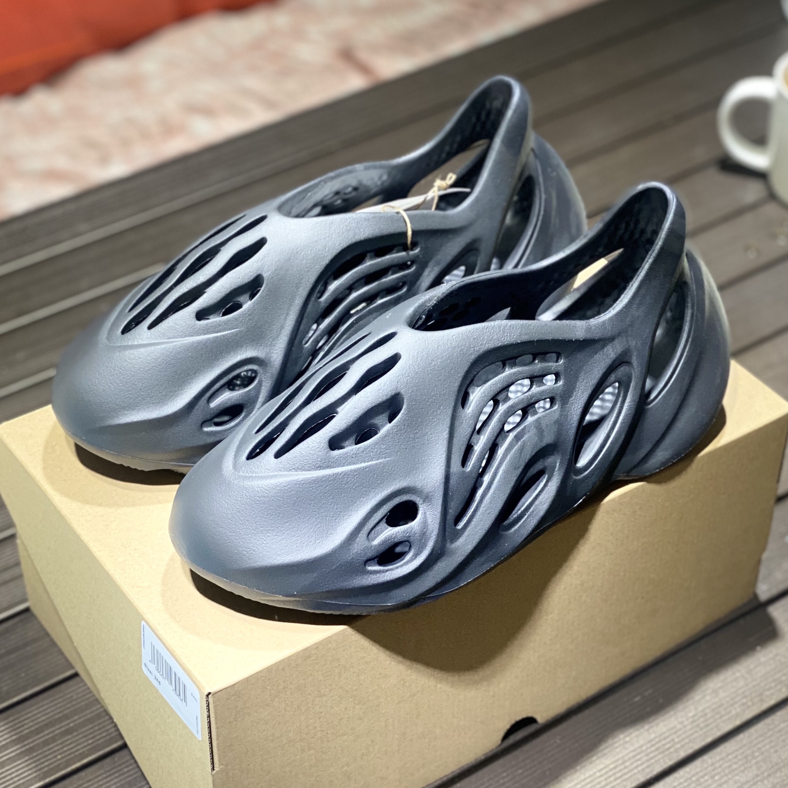 Adidas Yeezy Foam RNNR Onyx 착용 스타일 - 3