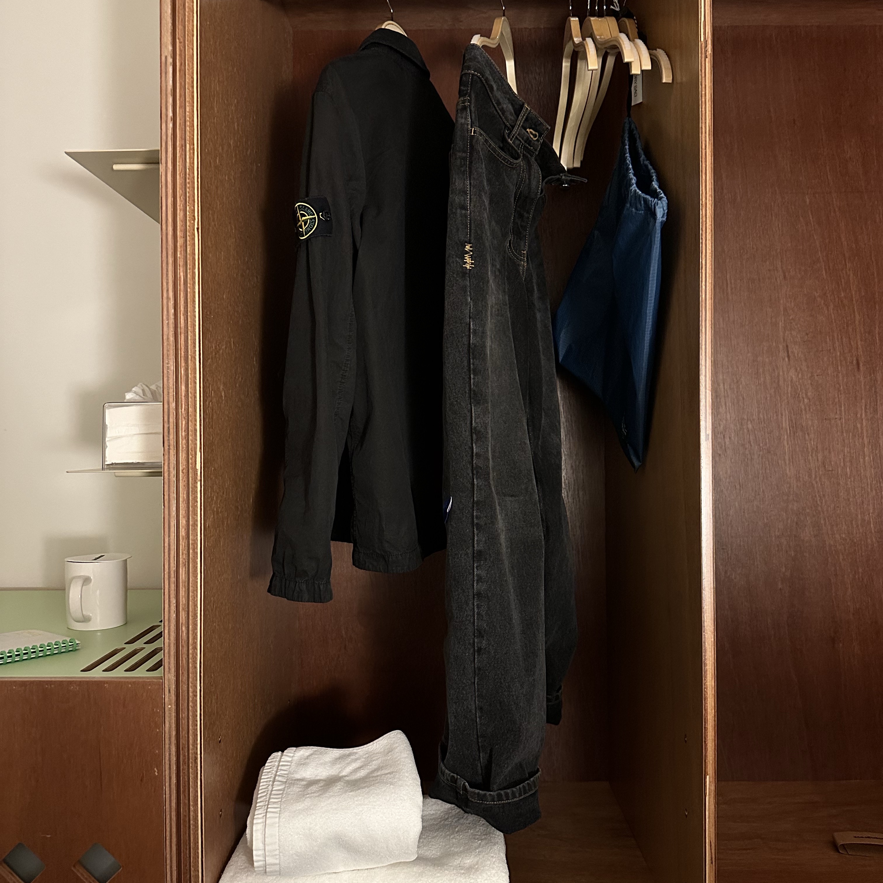 Ader Error Sig; TRS Tag Jeans 01 Noir, Stone Island 102WN Brushed Organic Cotton Overshirt Black - 23FW 착용 스타일