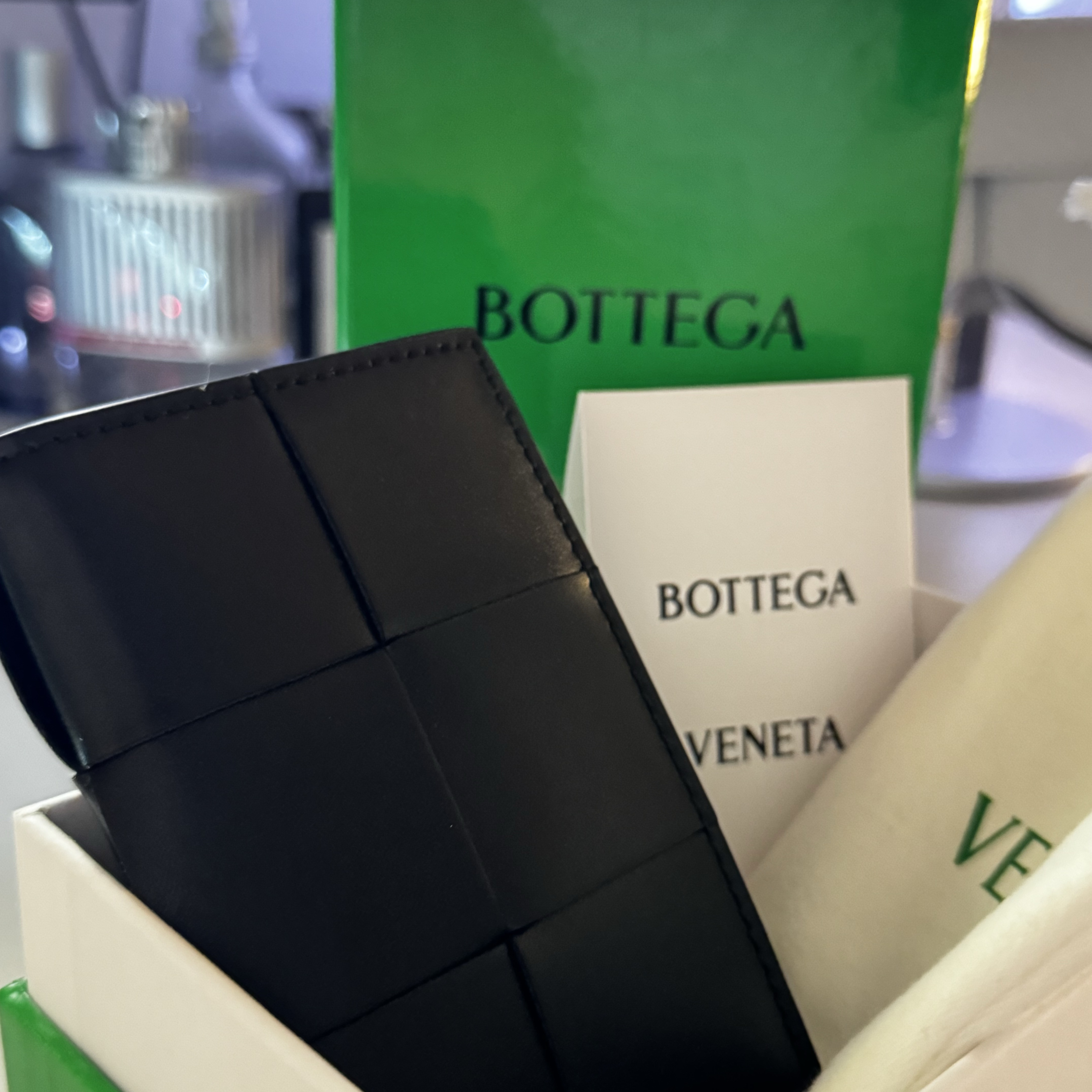 Bottega Veneta Flap Card Case Black 착용 스타일 - 2