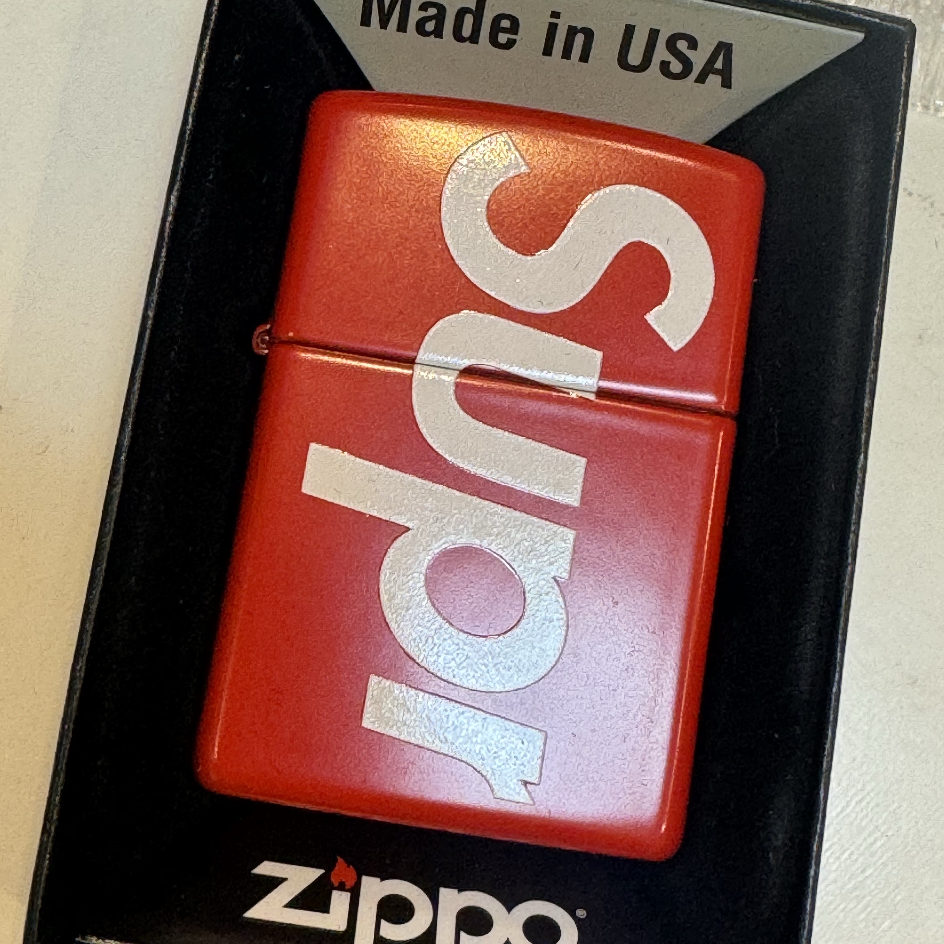 Supreme Logo Zippo Red 착용 스타일