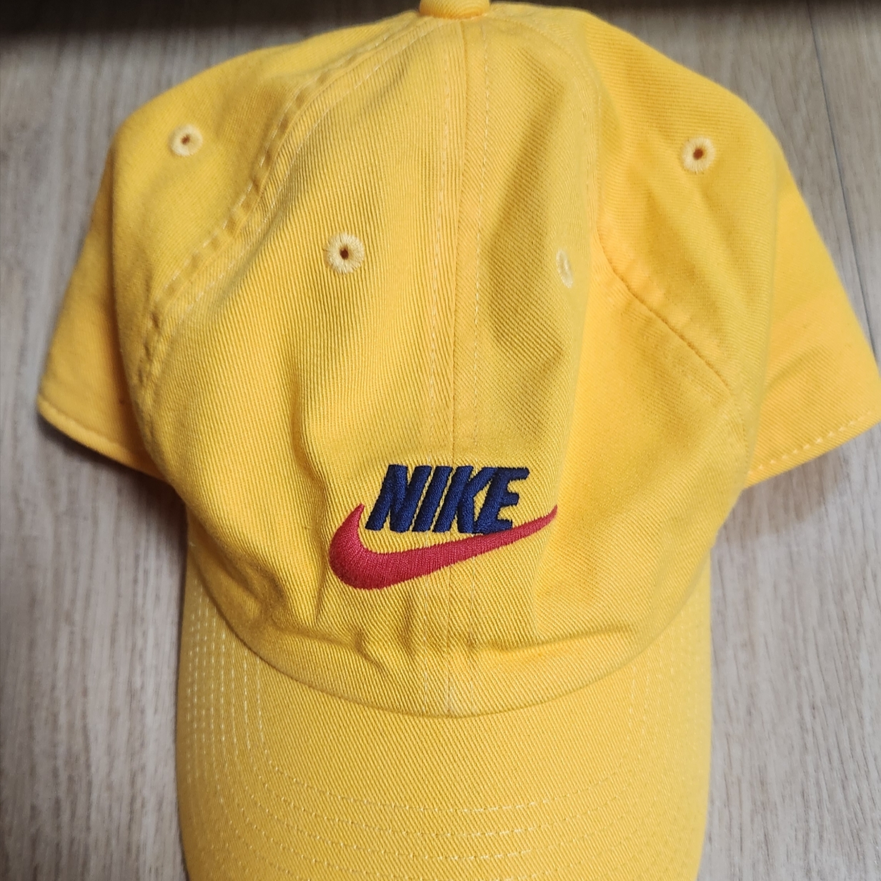 Nike Heritage 86 Futura Washed Cap Gold 착용 스타일