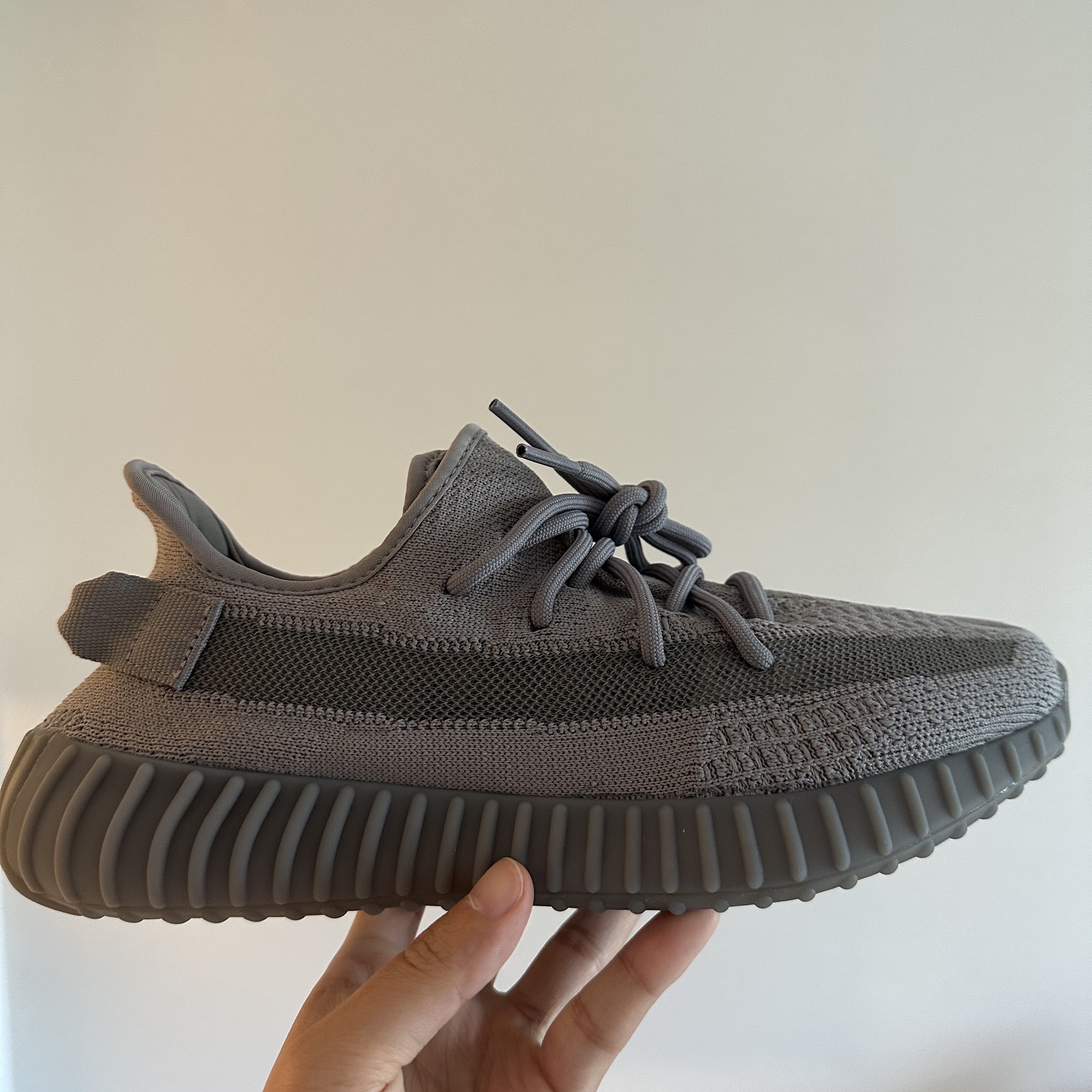 Adidas Yeezy Boost 350 V2 Steel Grey, IAB Studio Sweatpants Light Gray 착용 스타일 - 4