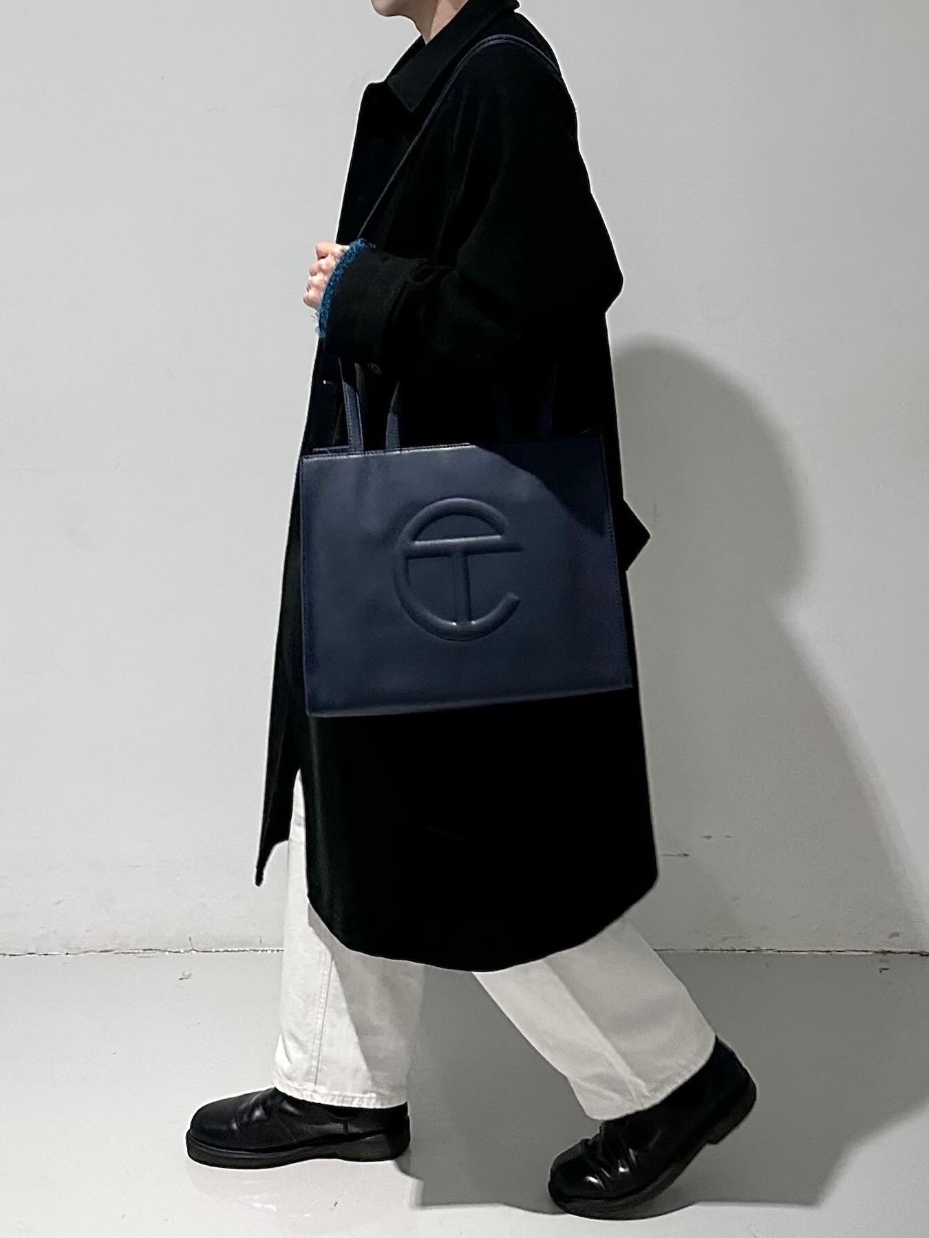 Dr. Martens 2976 Chelsea Black Smooth, Telfar Medium Shopping Bag Navy 착용 스타일 - 4