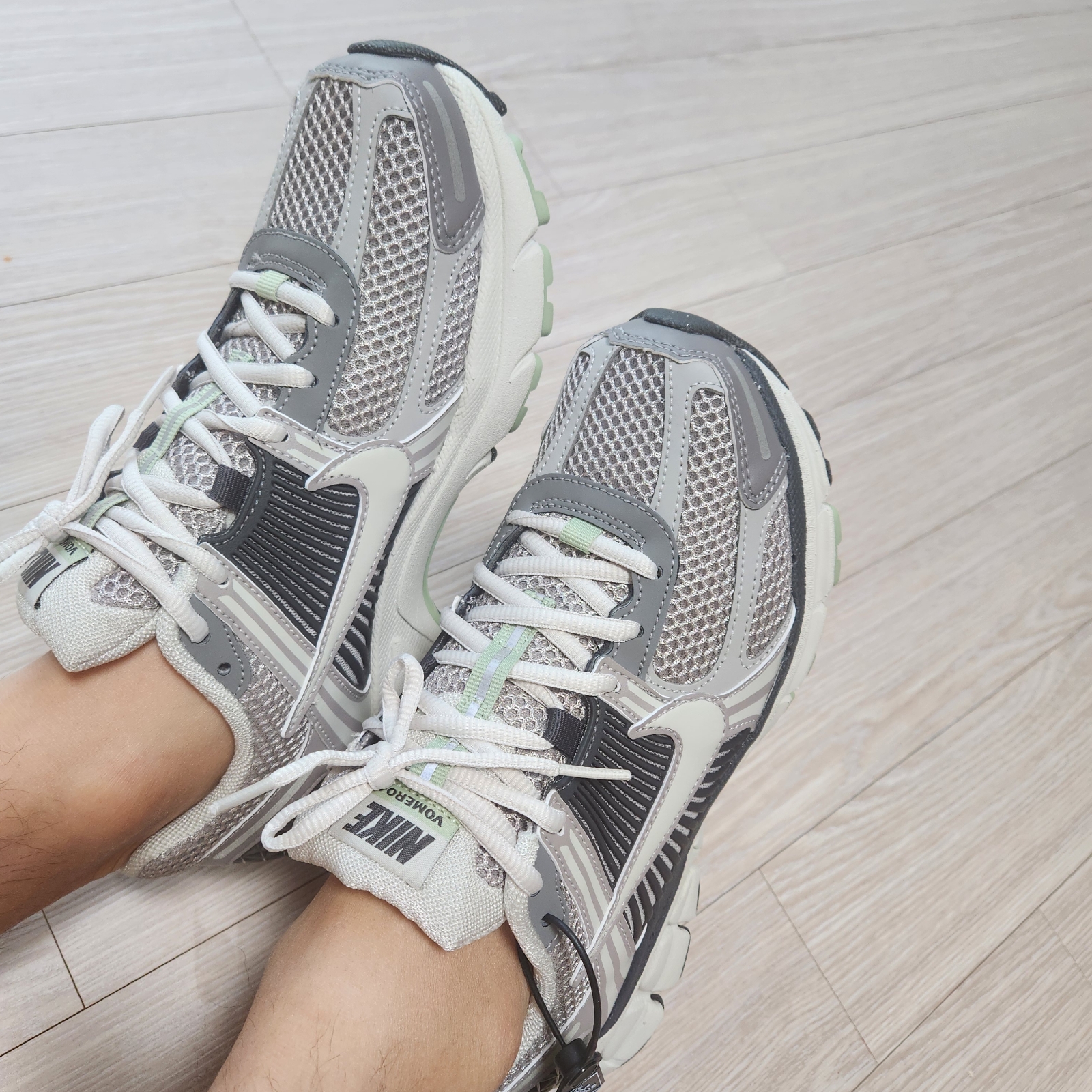 (W) Nike Zoom Vomero 5 Cobblestone and Flat Pewter 착용 스타일 - 1
