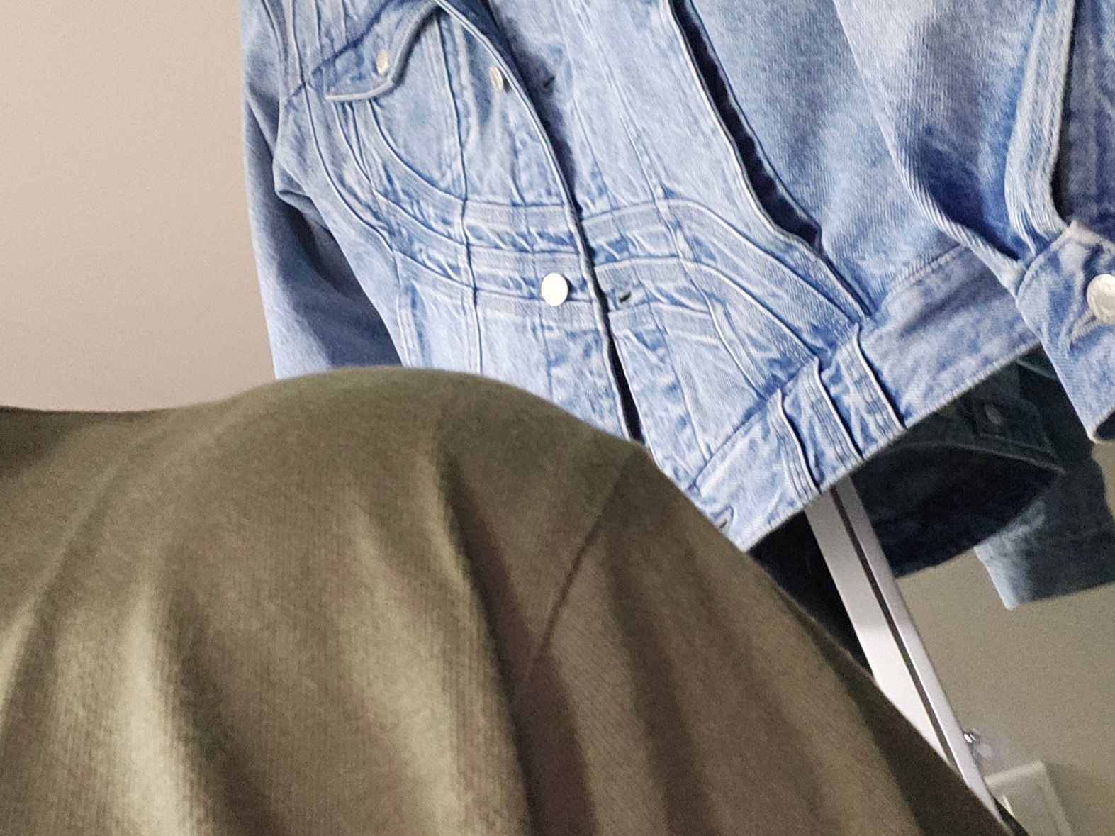 Supreme Cracked Arc S/S Top Olive - 24SS, Supreme Military Camp Cap Olive Camo - 23SS 착용 스타일 - 5