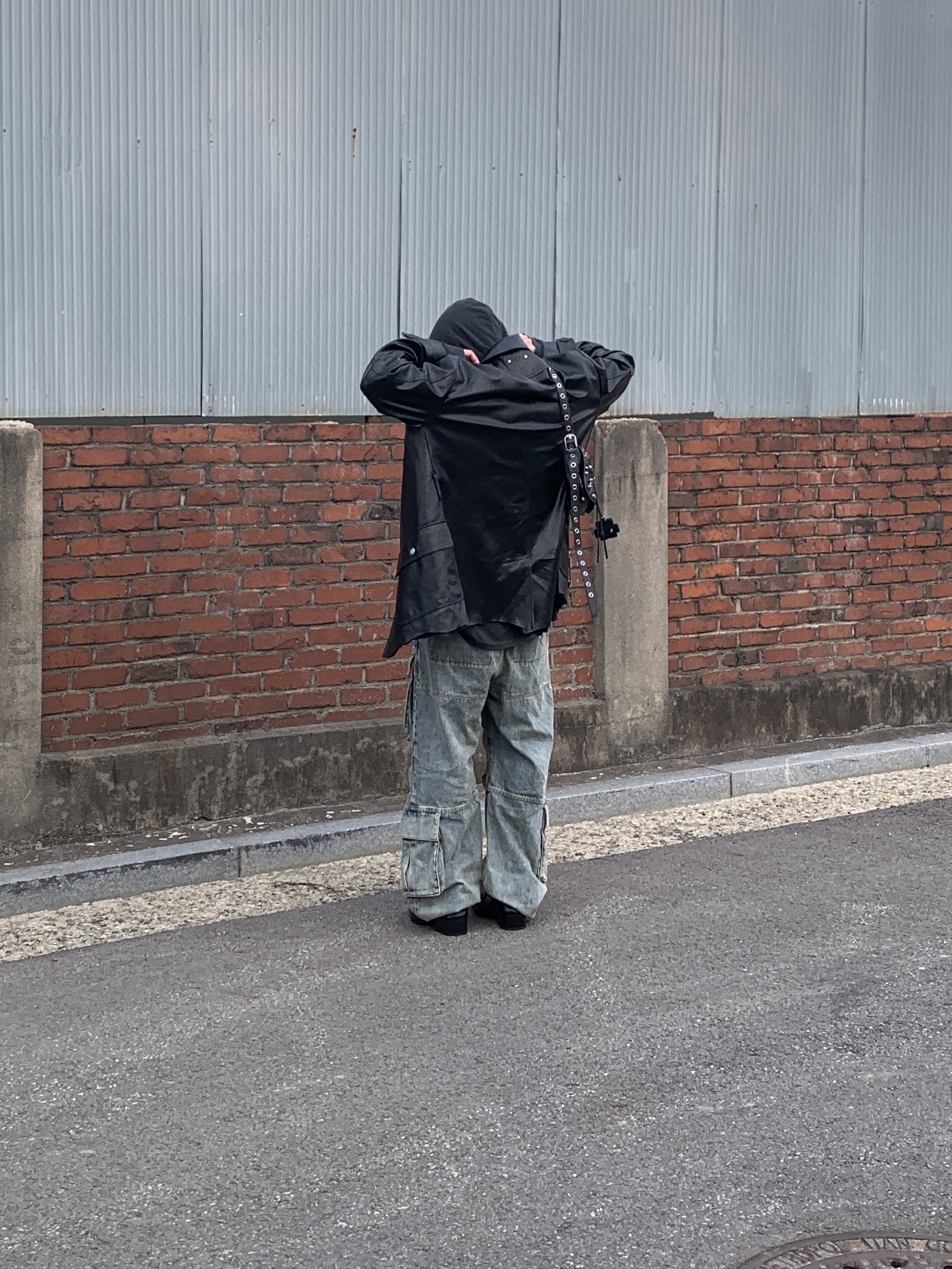 Entire Studios Heavy Denim Cargo Surface Wave, Balenciaga Romeo Mule Black 착용 스타일 - 9