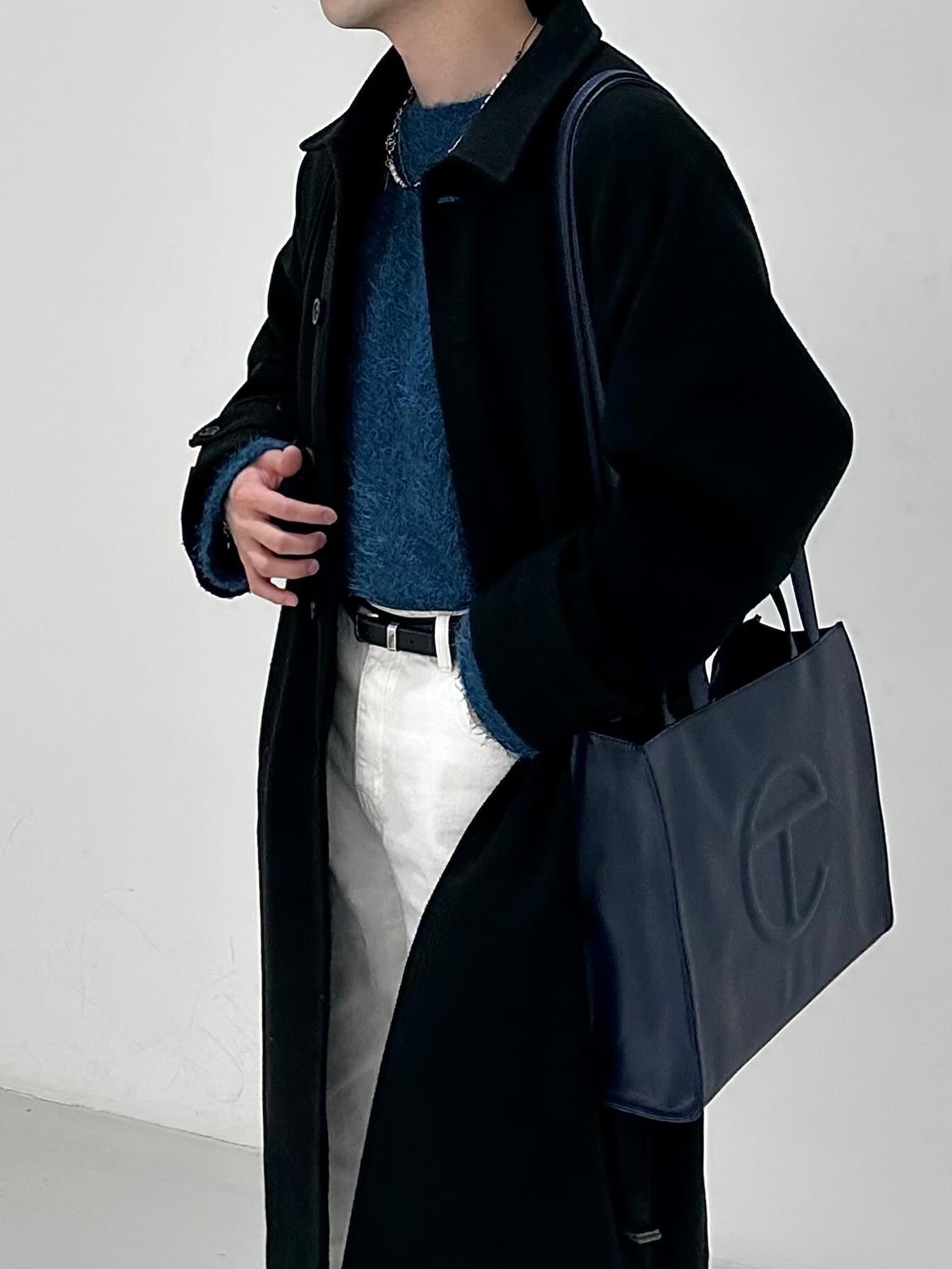 Dr. Martens 2976 Chelsea Black Smooth, Telfar Medium Shopping Bag Navy 착용 스타일 - 2