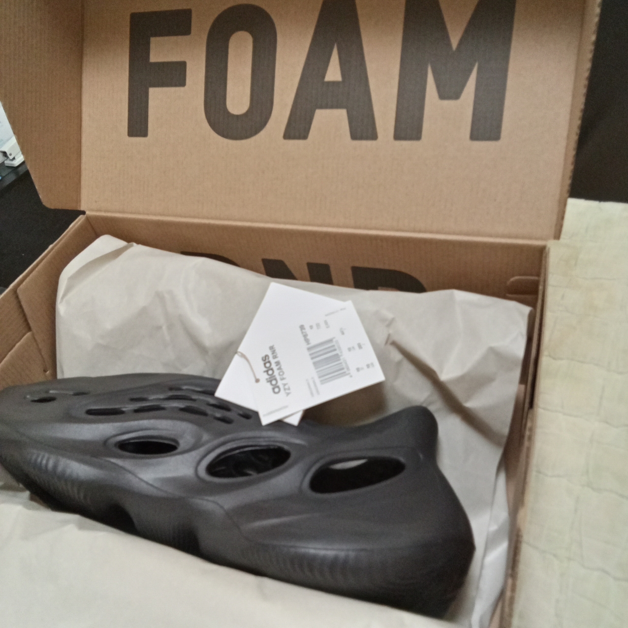 Adidas Yeezy Foam RNNR Onyx 착용 스타일