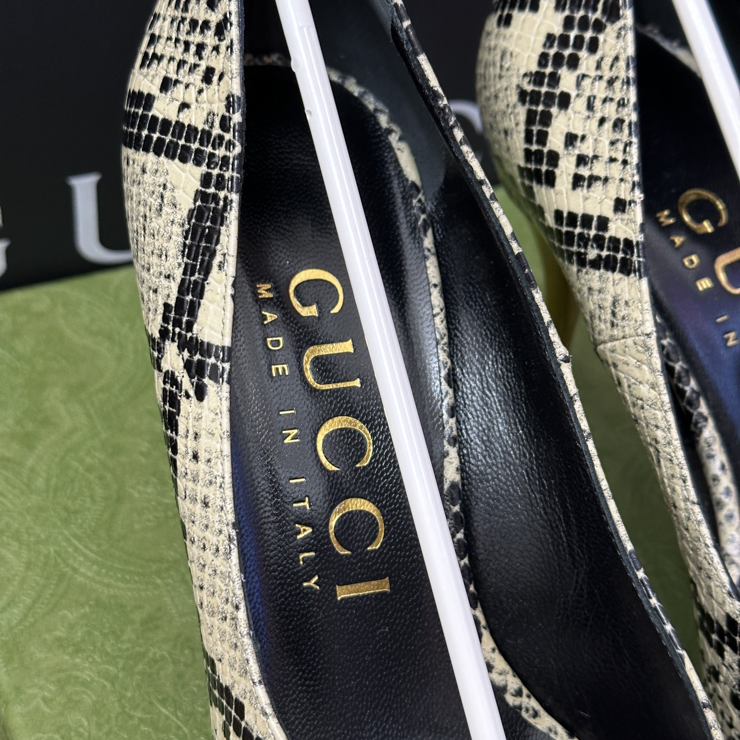 (W) Gucci Python Print Mid-Heel Pumps Beige 착용 스타일 - 5