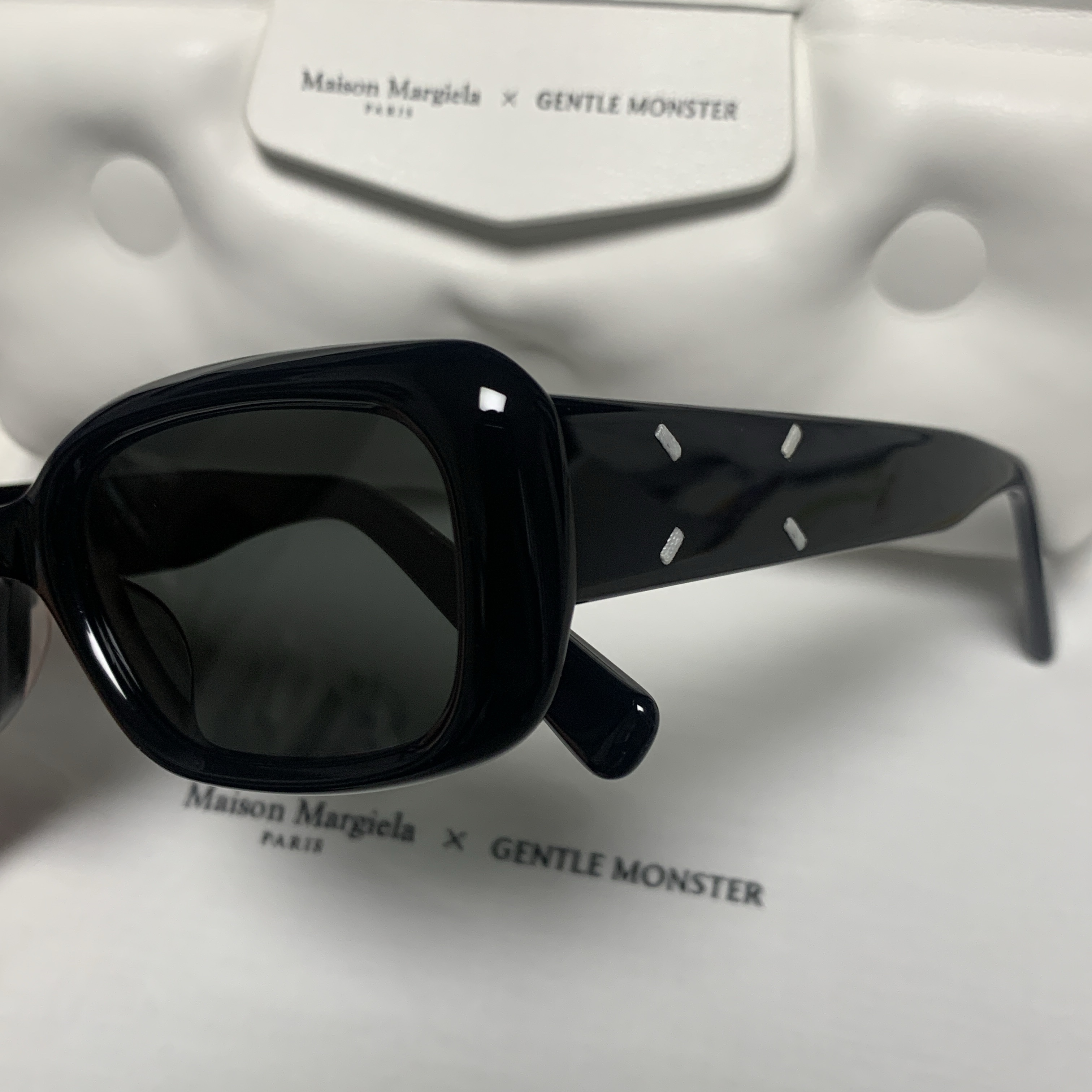 Gentle Monster x Maison Margiela MM106 Black Black 착용 스타일 - 2