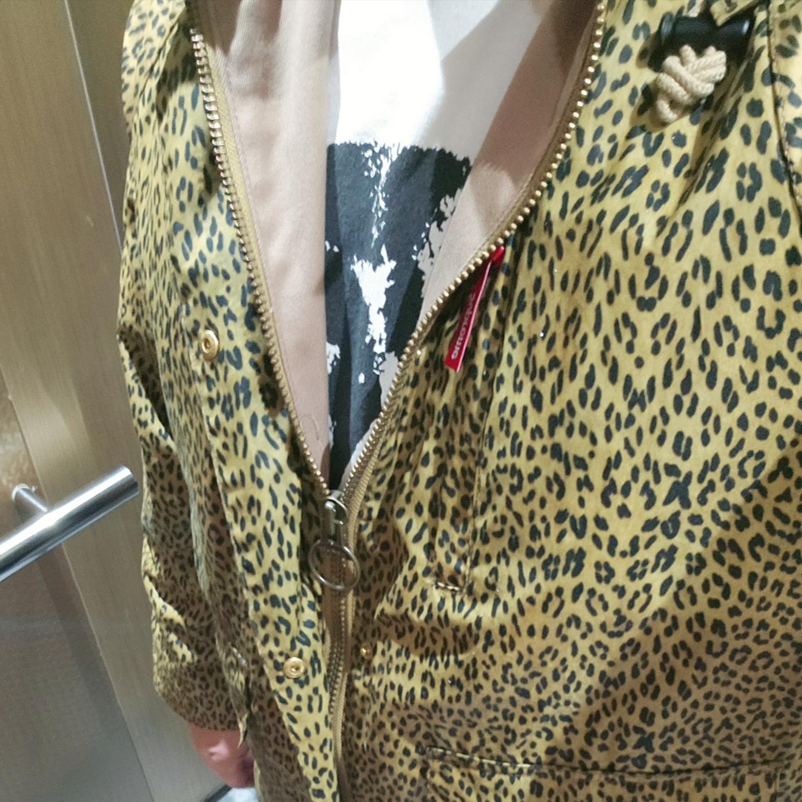 Supreme x Barbour Lightweight Waxed Cotton Field Jacket Leopard - 20SS, Supreme Metal Lighter Holster - 19SS 착용 스타일 - 2