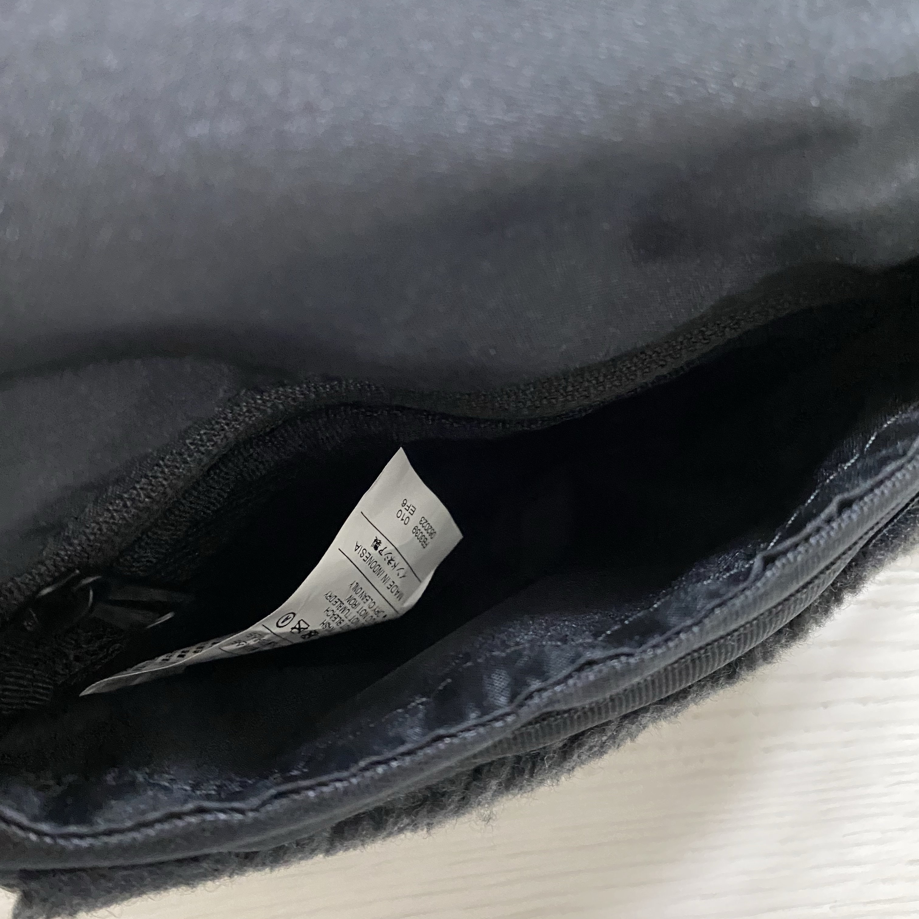 (Kids) Nike NSW Faux Fur Crossbody Bag Black 착용 스타일 - 4