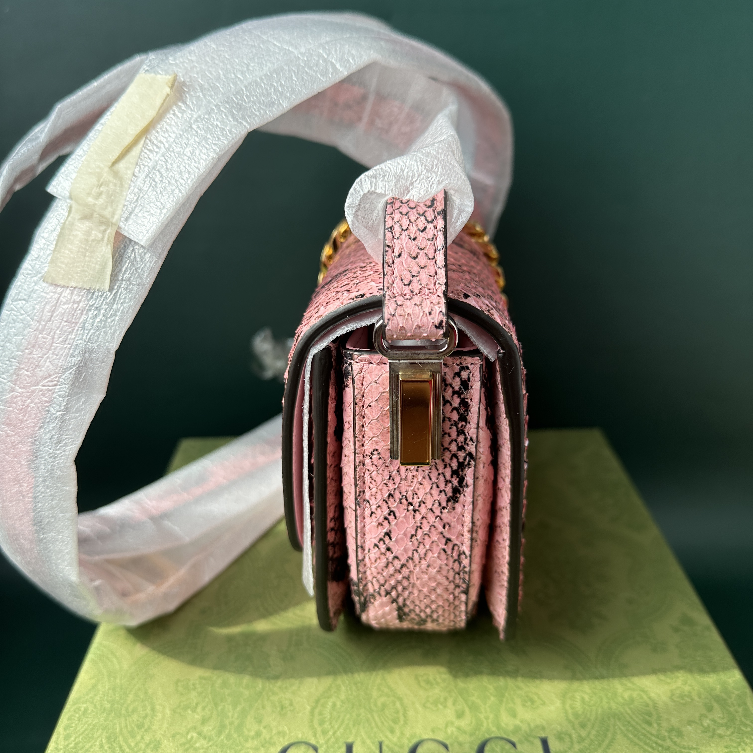 Gucci Sylvie 1969 Python Mini Shoulder Bag Pink 착용 스타일 - 4