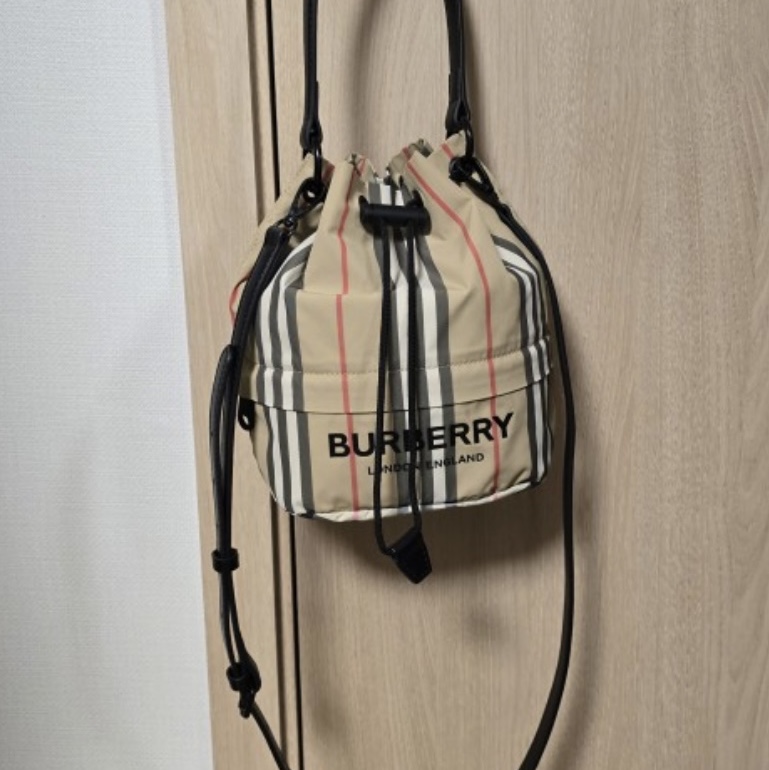 Burberry Icon Stripe Econyl Drawcord Pouch Archive Beige 착용 스타일