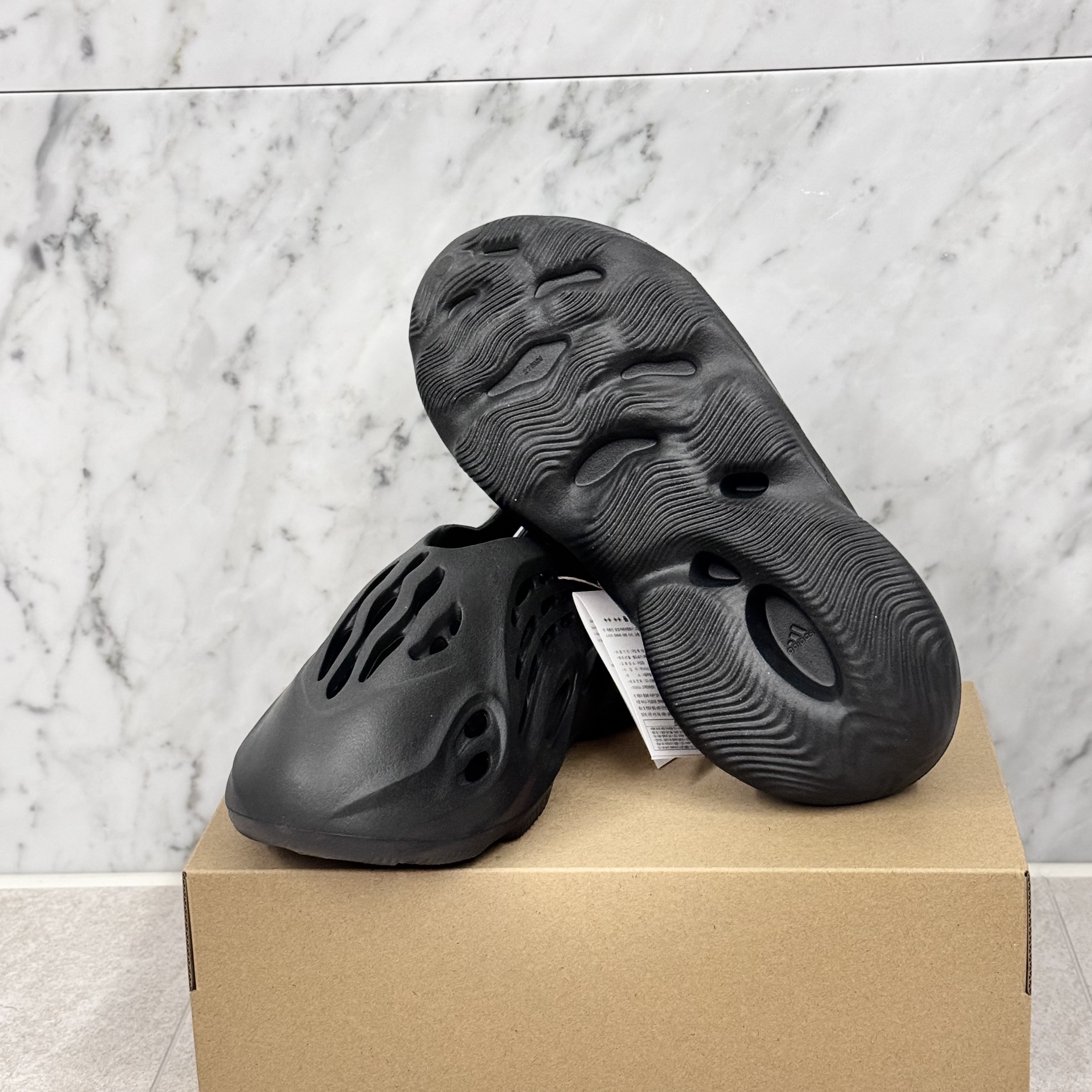 Adidas Yeezy Foam RNNR Onyx 착용 스타일 - 1